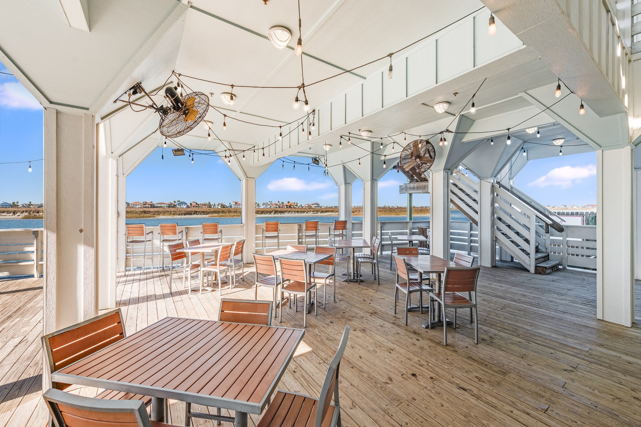 Waterfront Oasis - Relax on the private deck overlooking the canal and Aruba pool