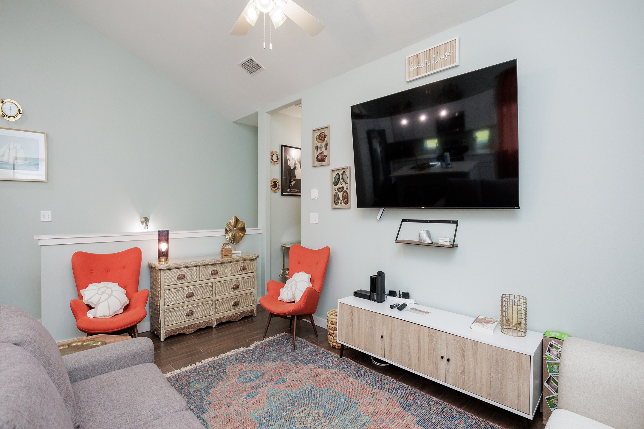 Space for the whole family in the living area with a 75-inch flat screen TV
