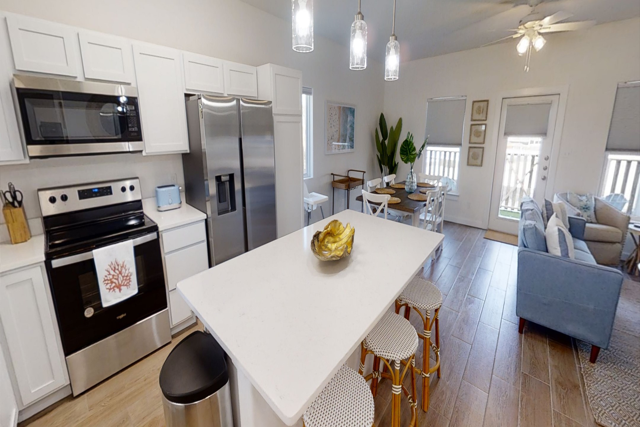 Breakfast bar and well-equipped kitchen