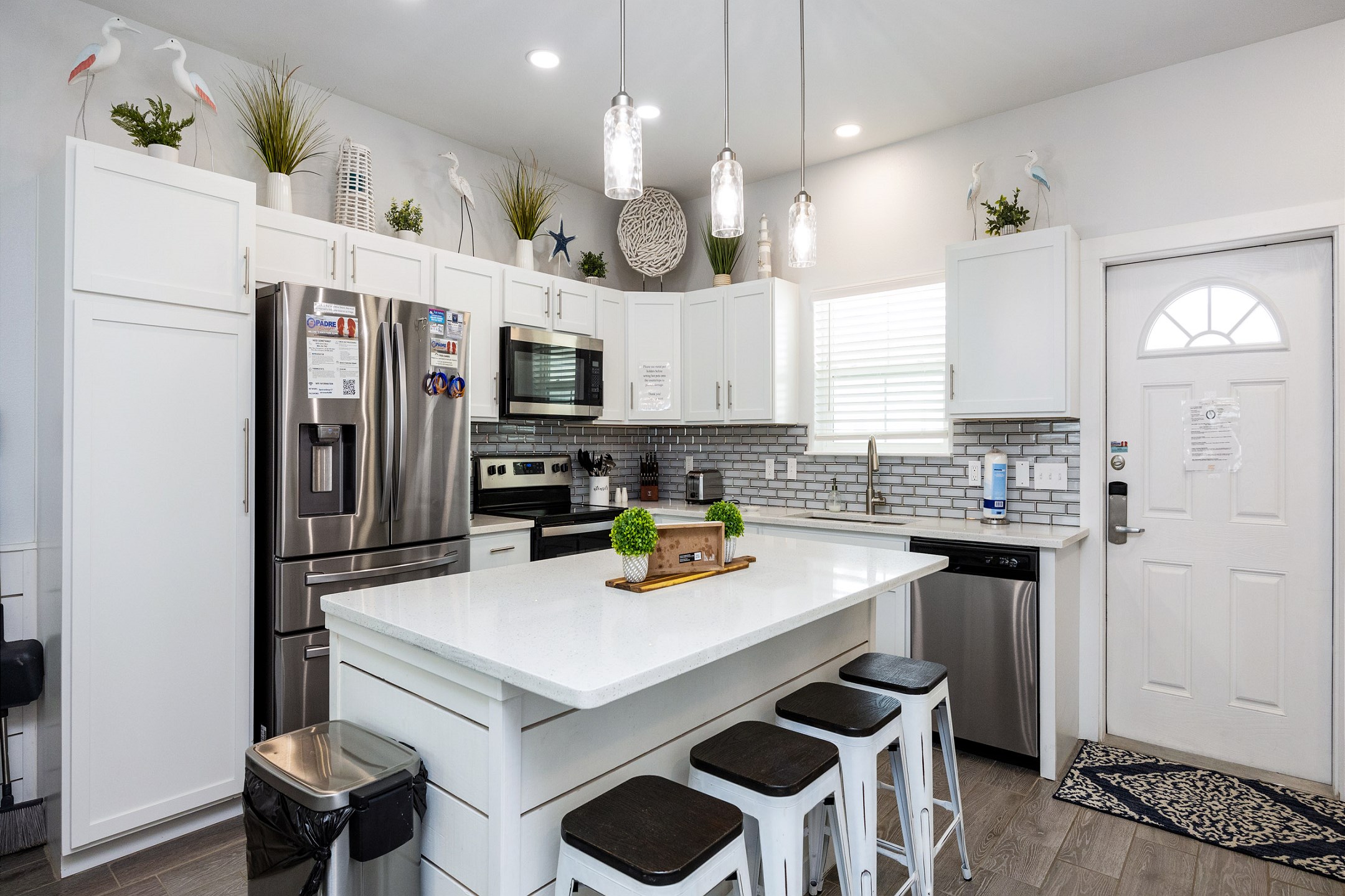 Breakfast bar and well-equipped kitchen for family gatherings