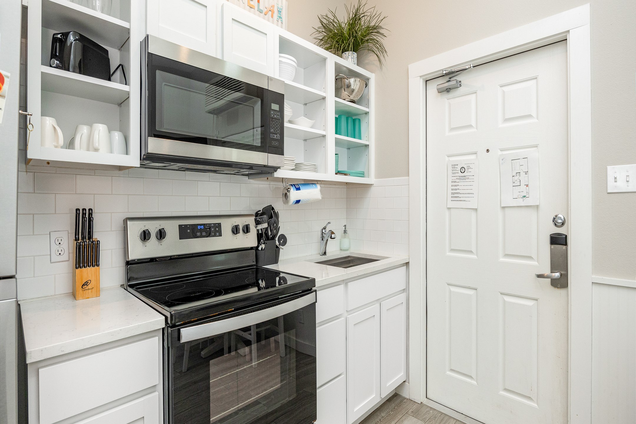 Coffee maker, toaster, and other essentials provided