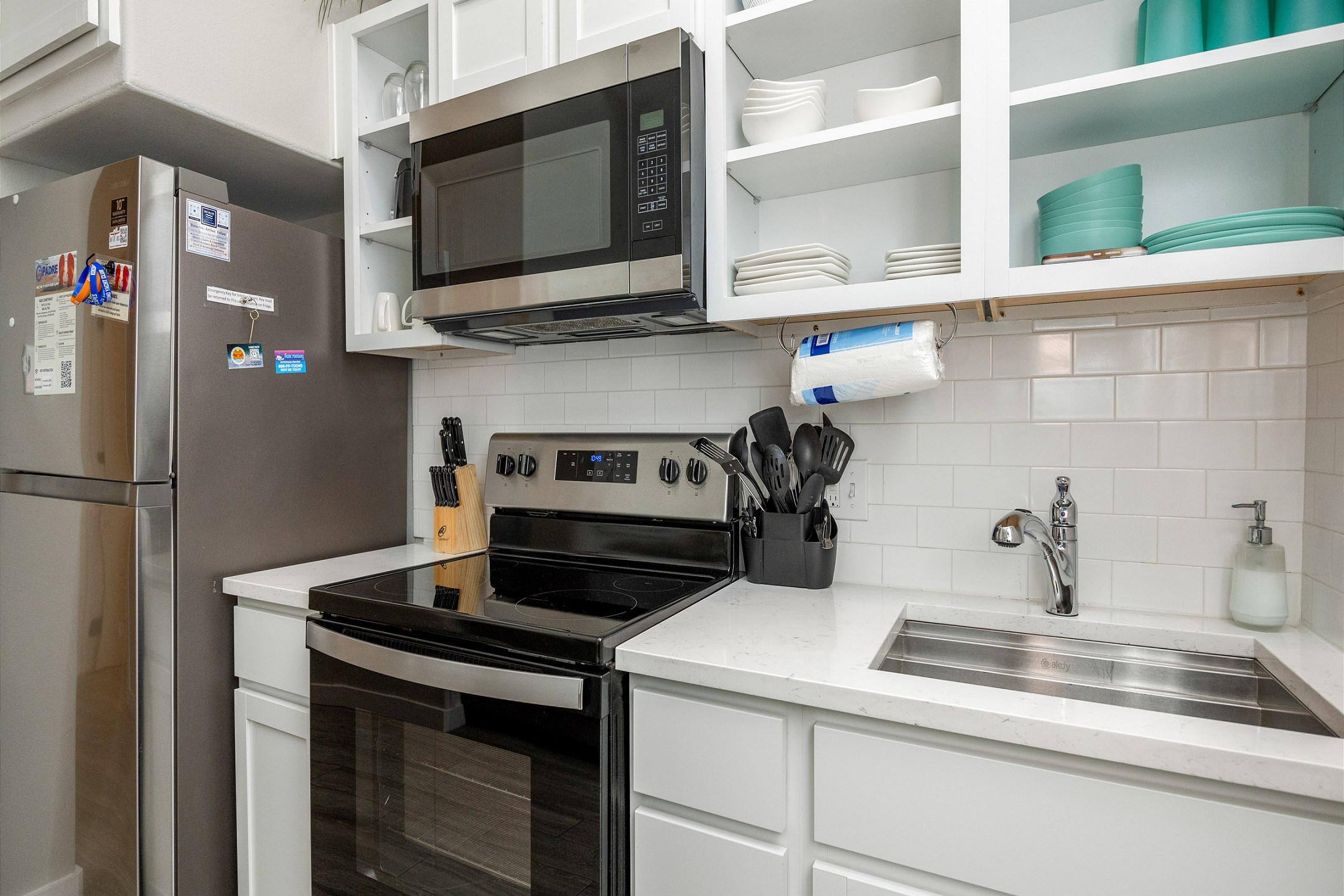 Cozy but well-equipped kitchen (no dishwasher)