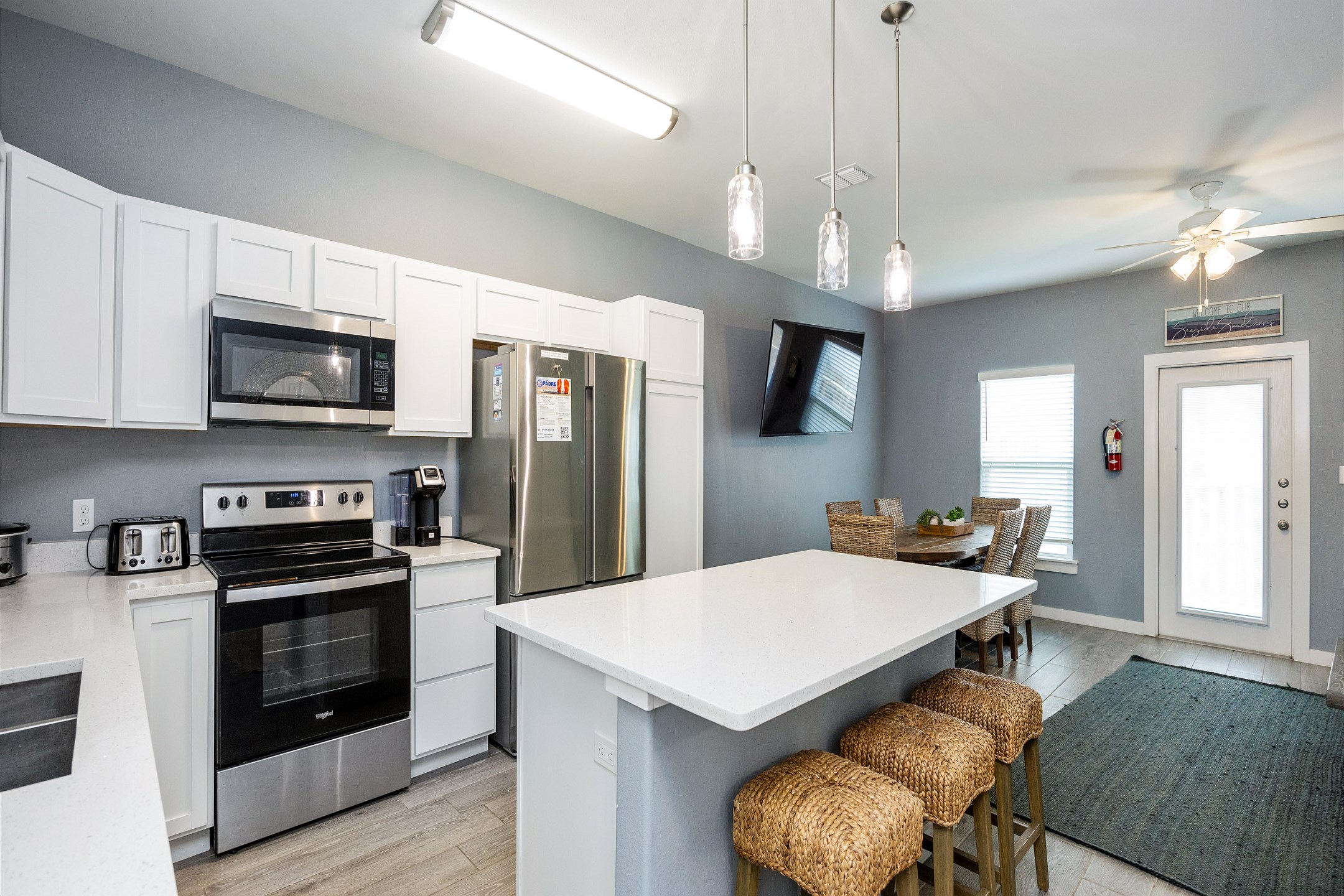 Breakfast bar and well-equipped kitchen for family gatherings