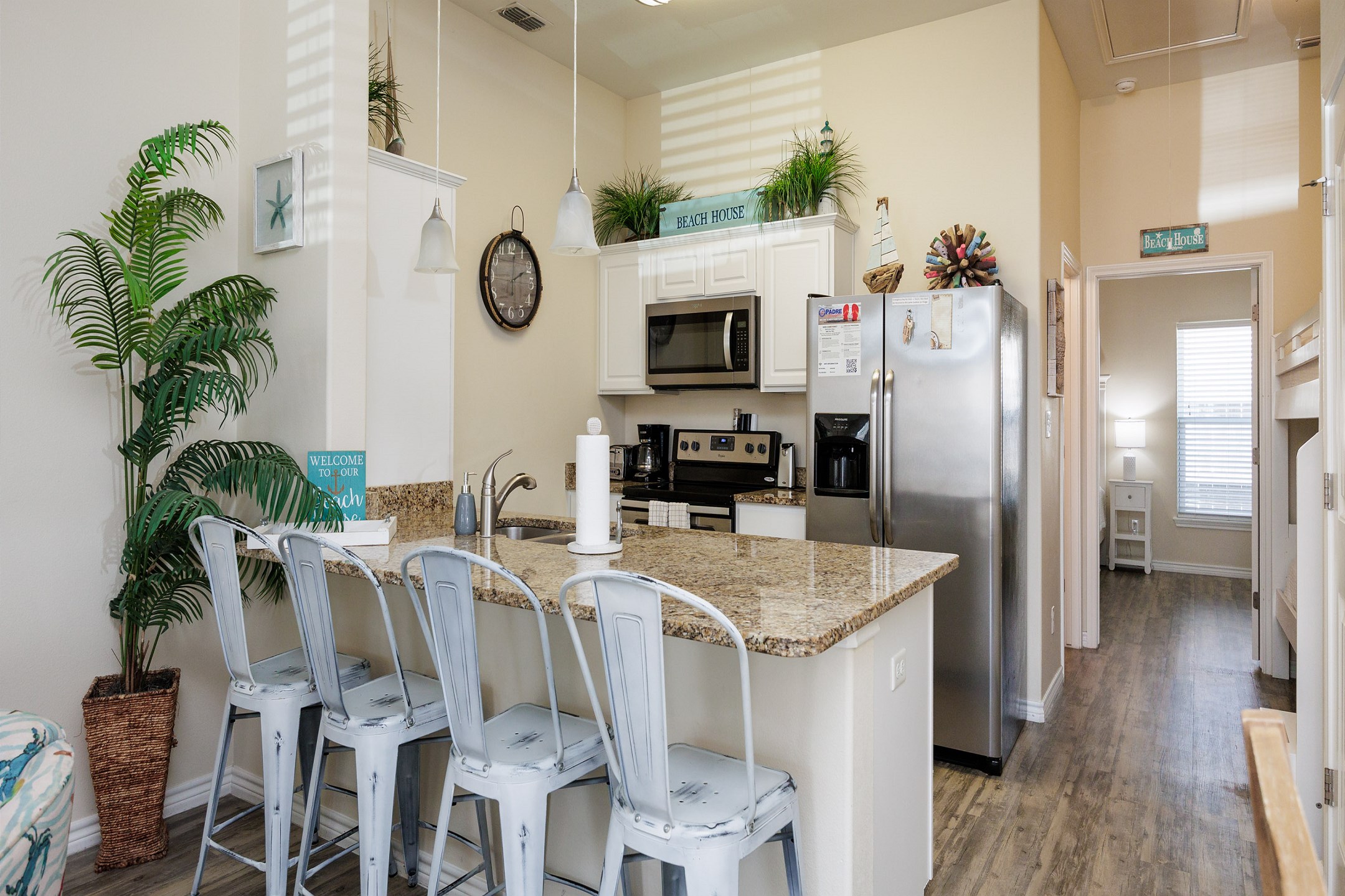 Well equipped kitchen with breakfast bar 