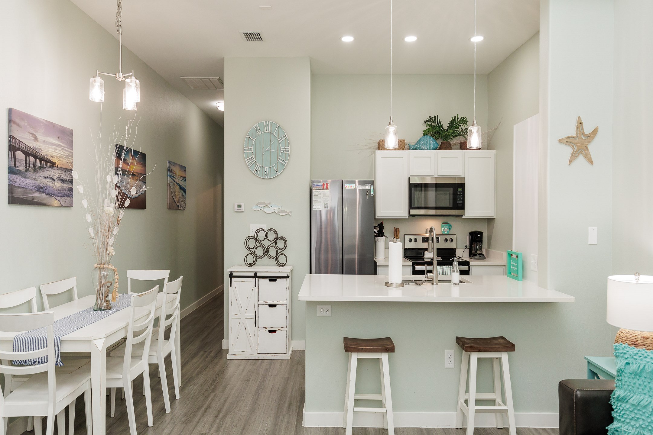 Breakfast bar and well-equipped kitchen with cute, coastal charm 