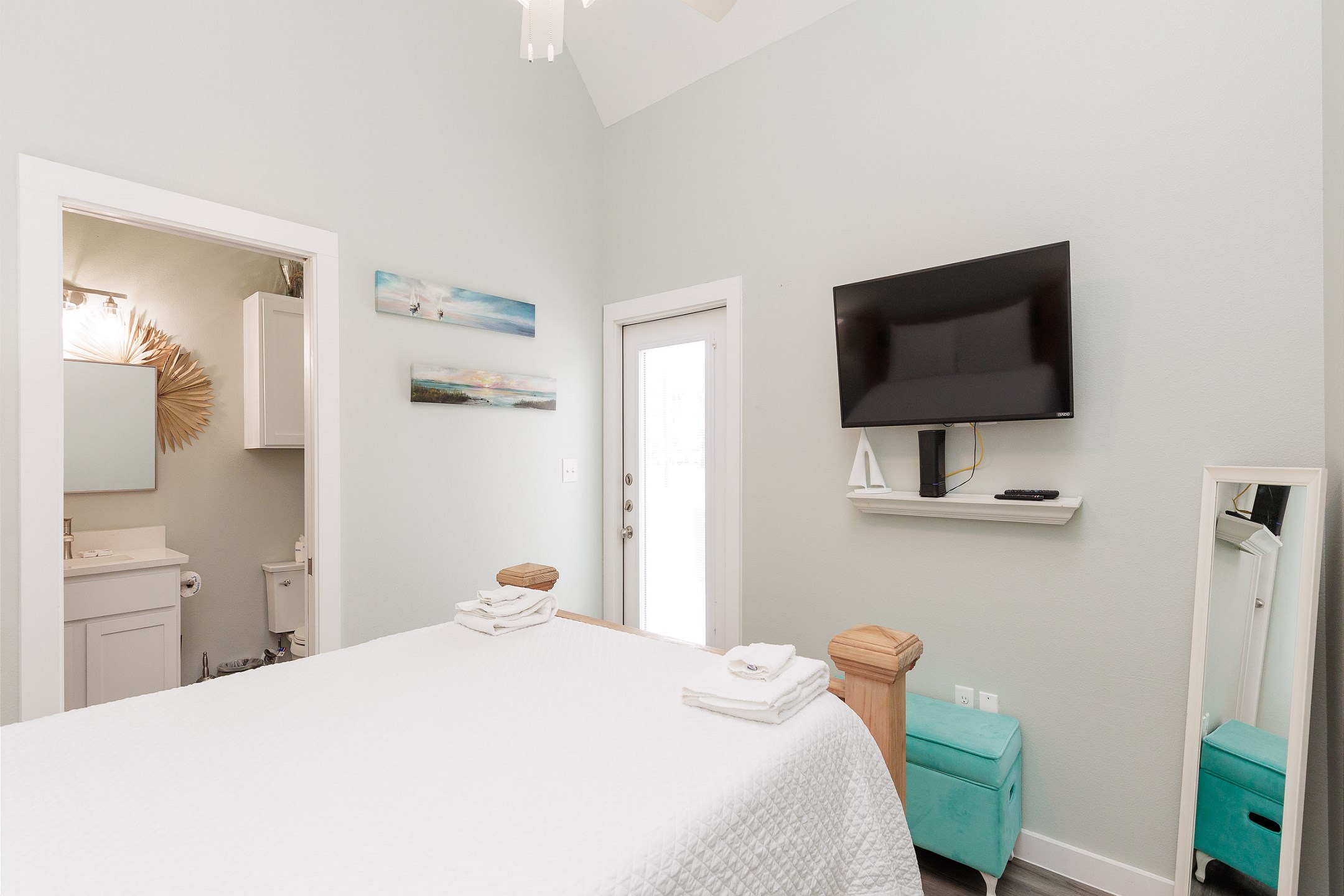 Master bedroom with a queen size bed, private bathroom and flat screen TV 