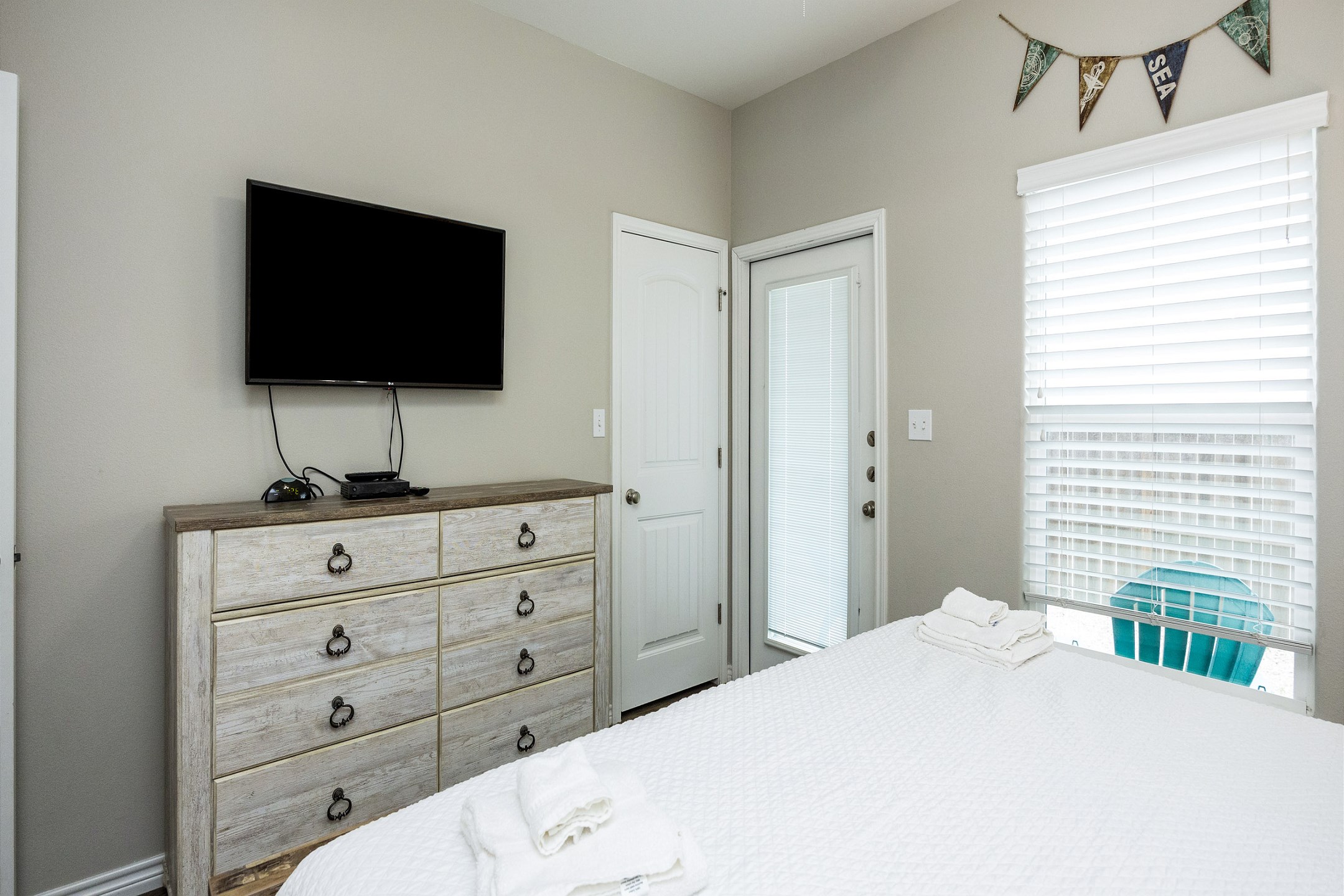 Master bedroom on the first floor with king size bed, private bathroom, access to the patio and flat screen TV