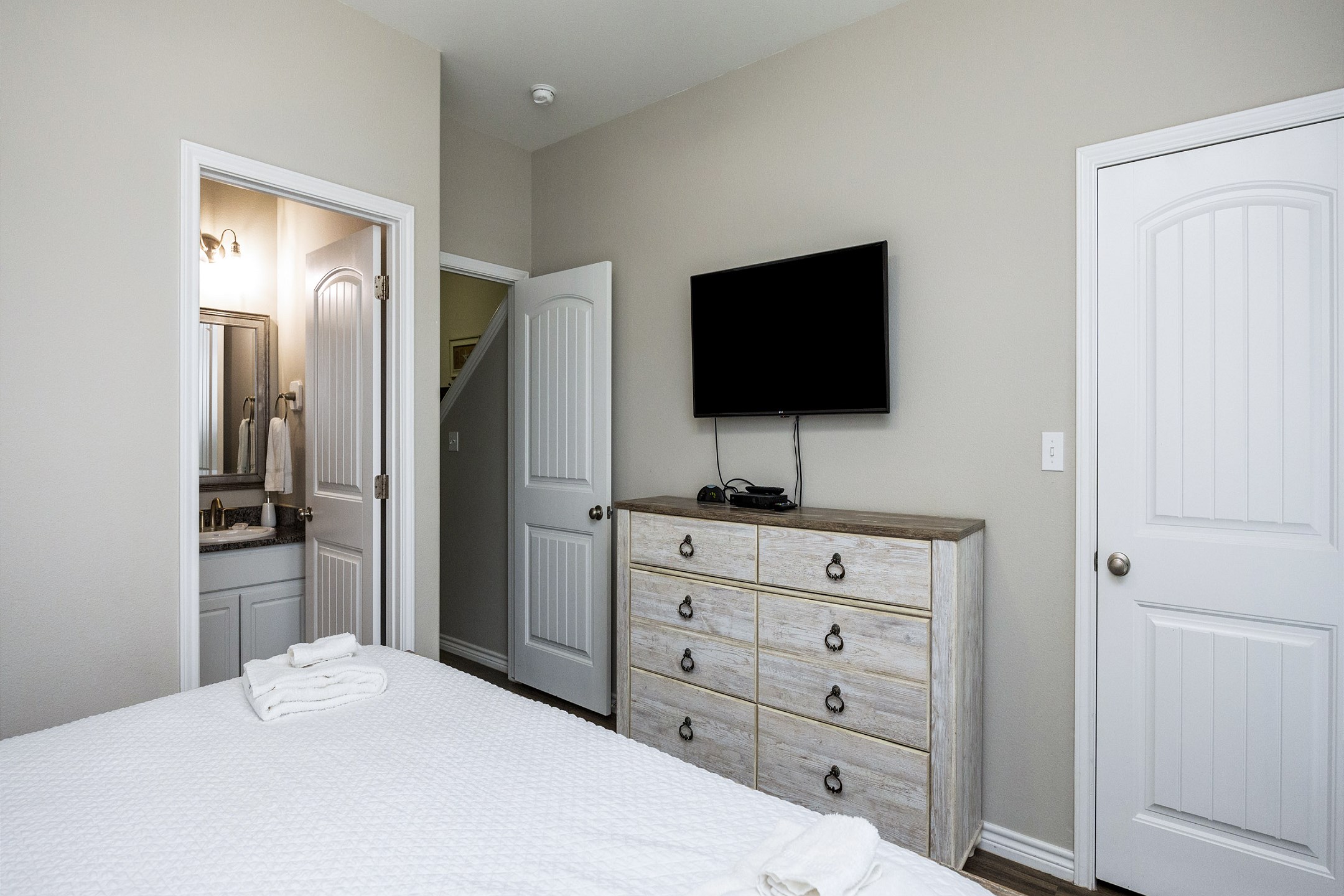 Master bedroom on the first floor with king size bed, private bathroom, access to the patio and flat screen TV