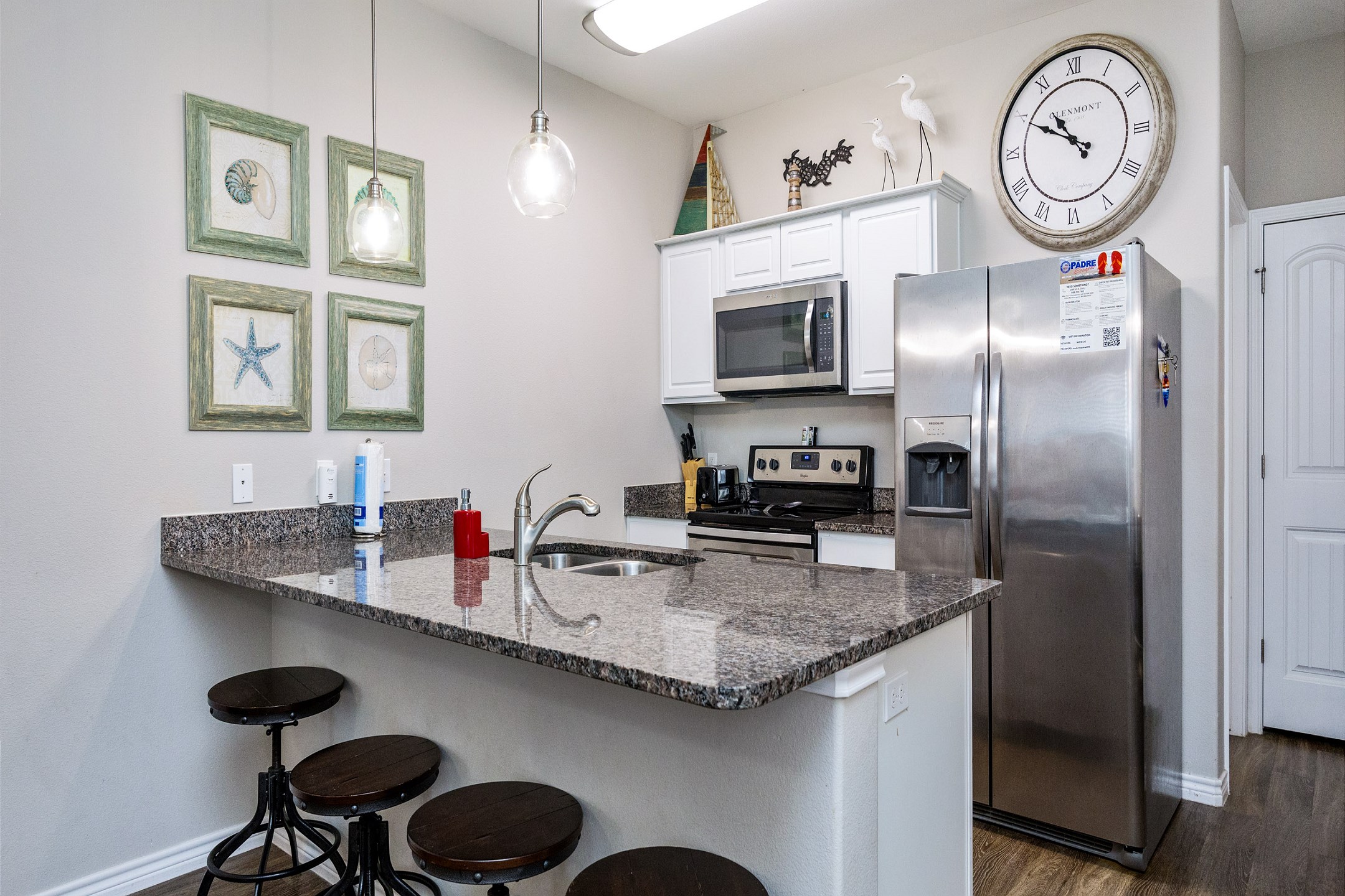 Breakfast bar and well-equipped kitchen with updated appliances 