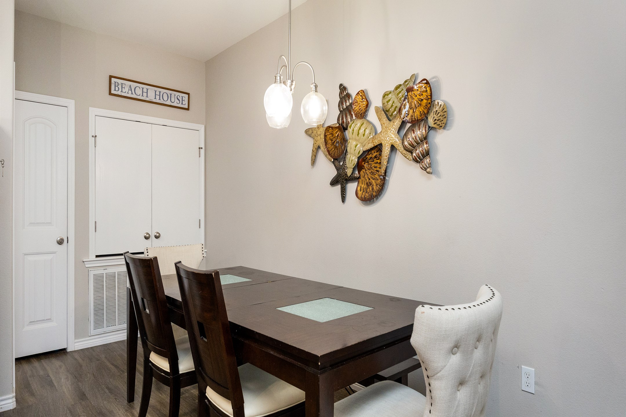 Dining area with easy access to the well-equipped kitchen
