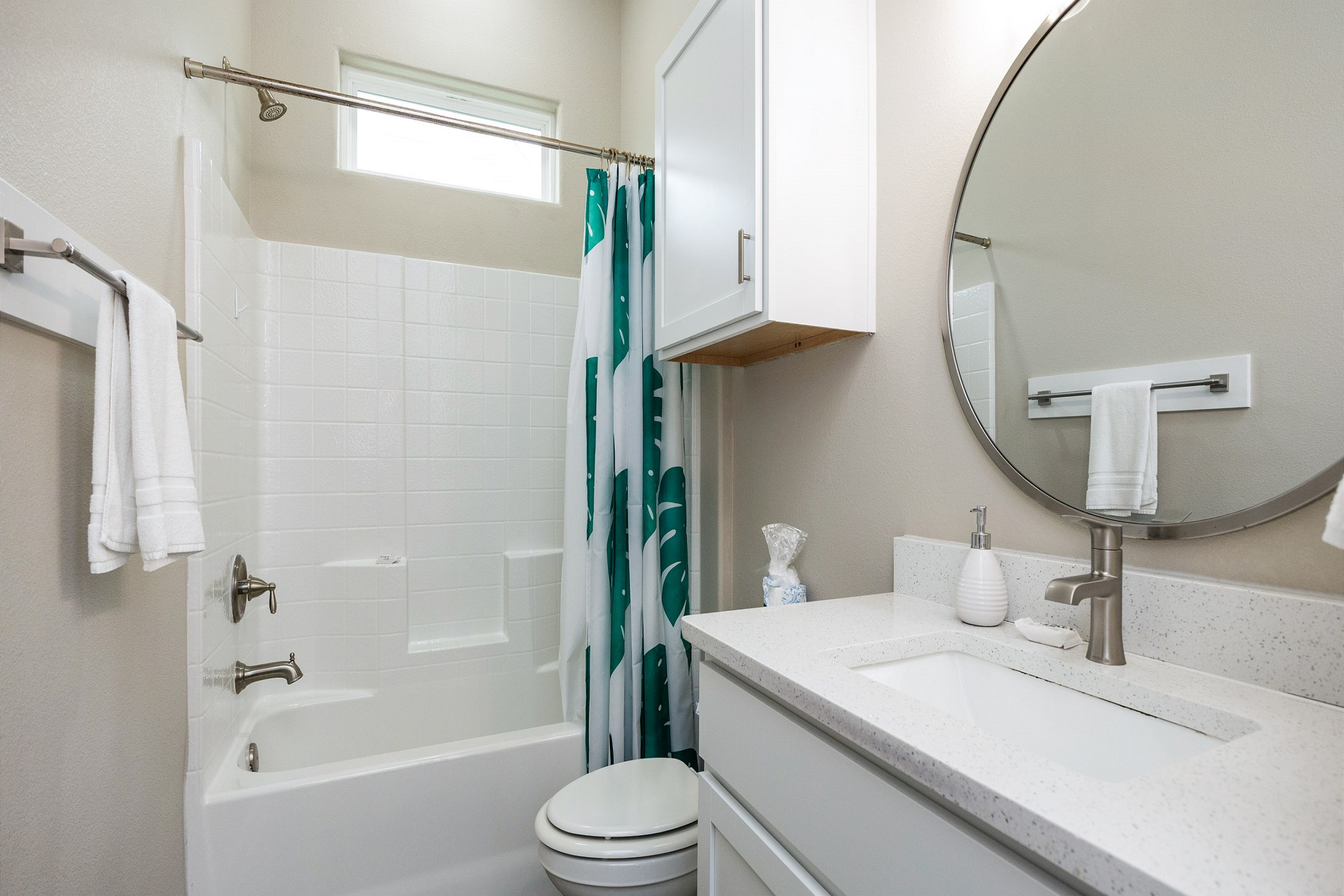 Guest bathroom with sink and tub/shower combo 