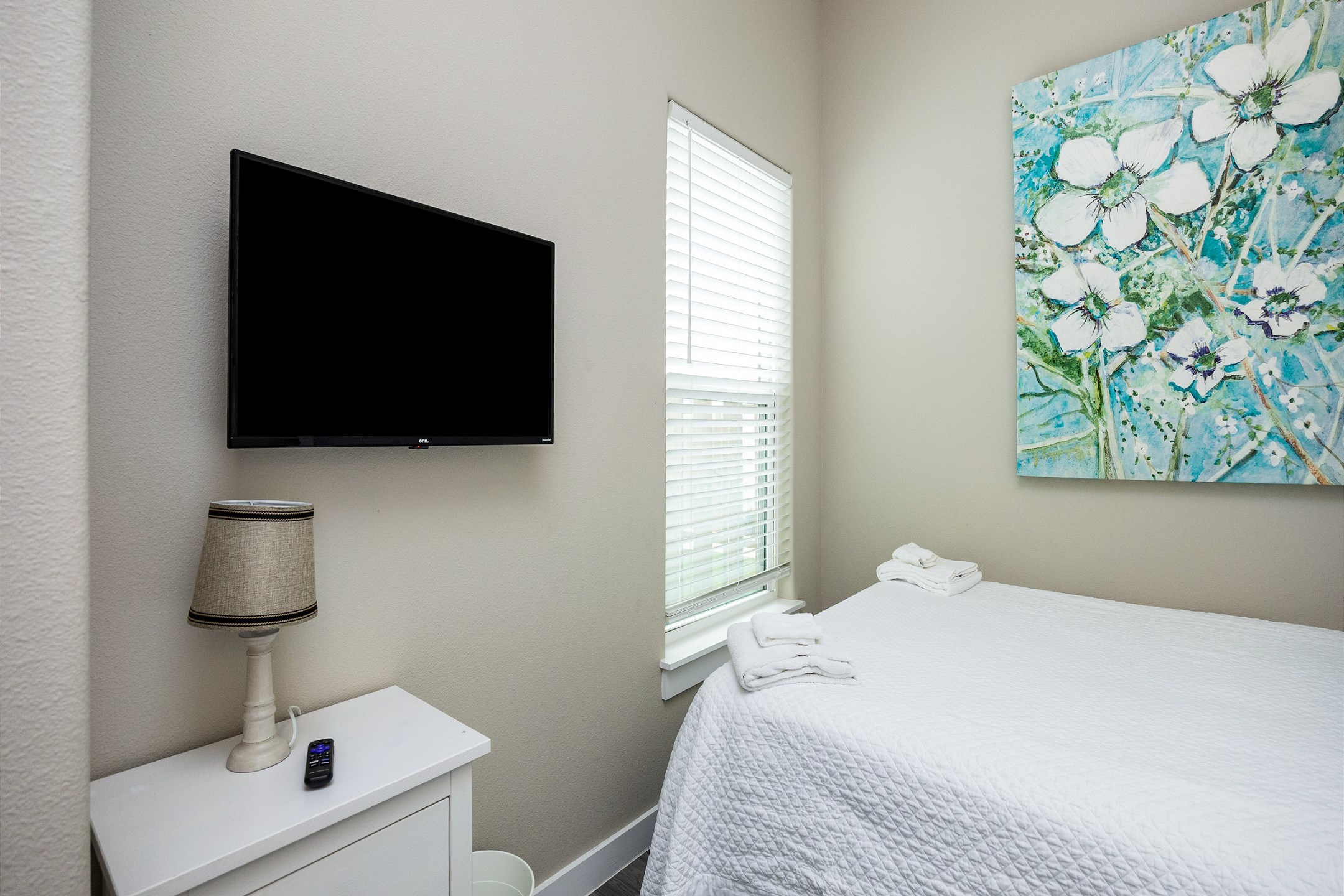 Second bedroom with queen size bed, twin size bed and a flat screen TV 