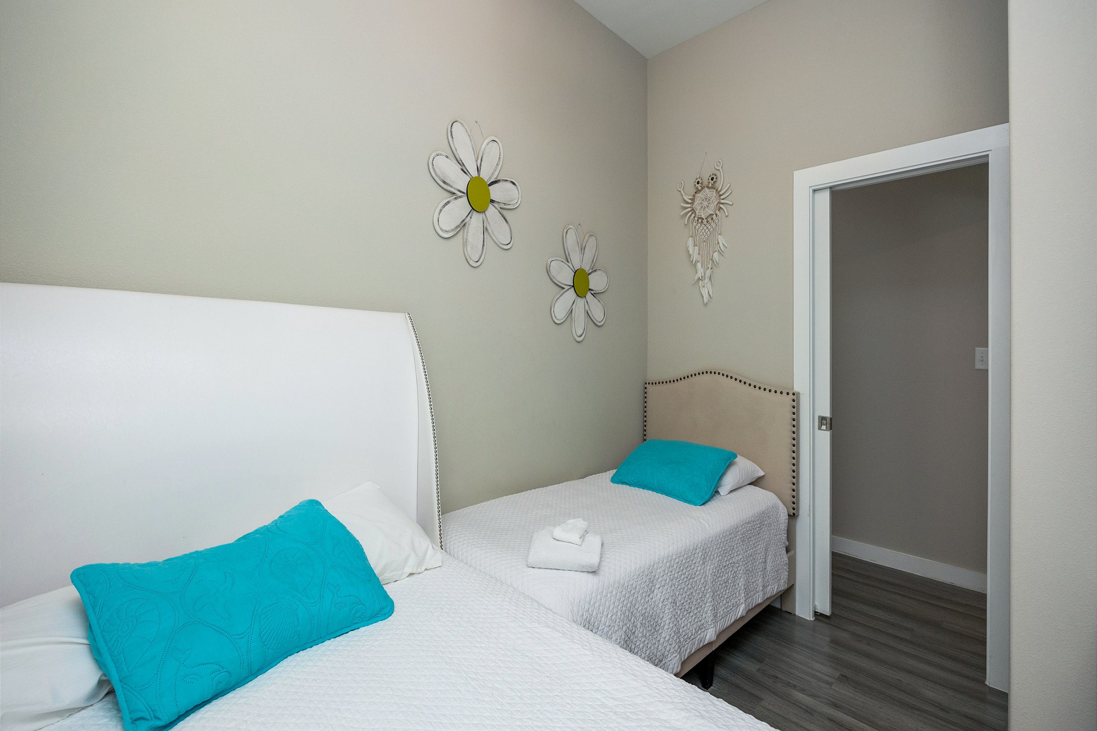 Second bedroom with queen size bed, twin size bed and a flat screen TV 