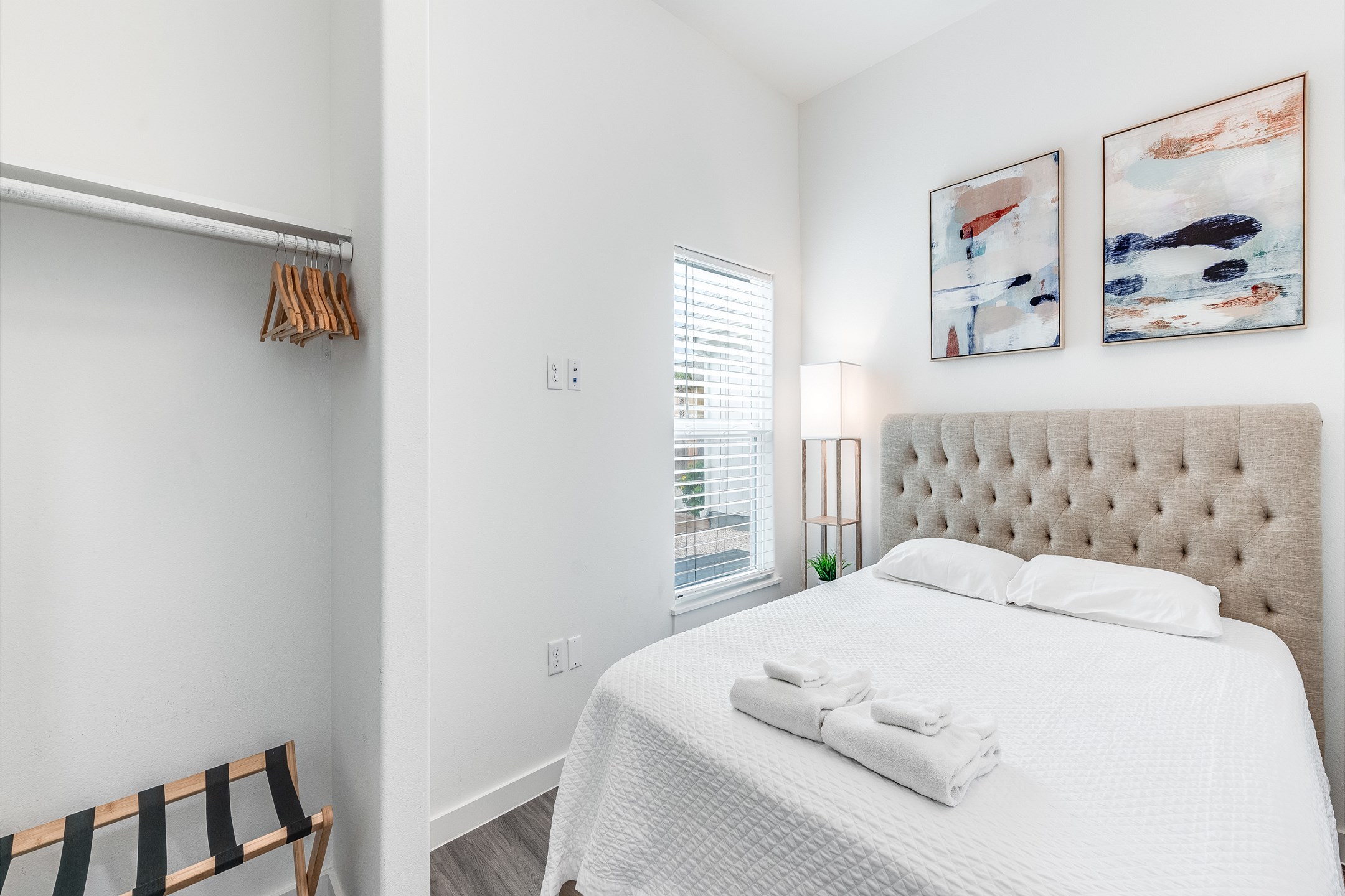 Second bedroom with queen size bed 