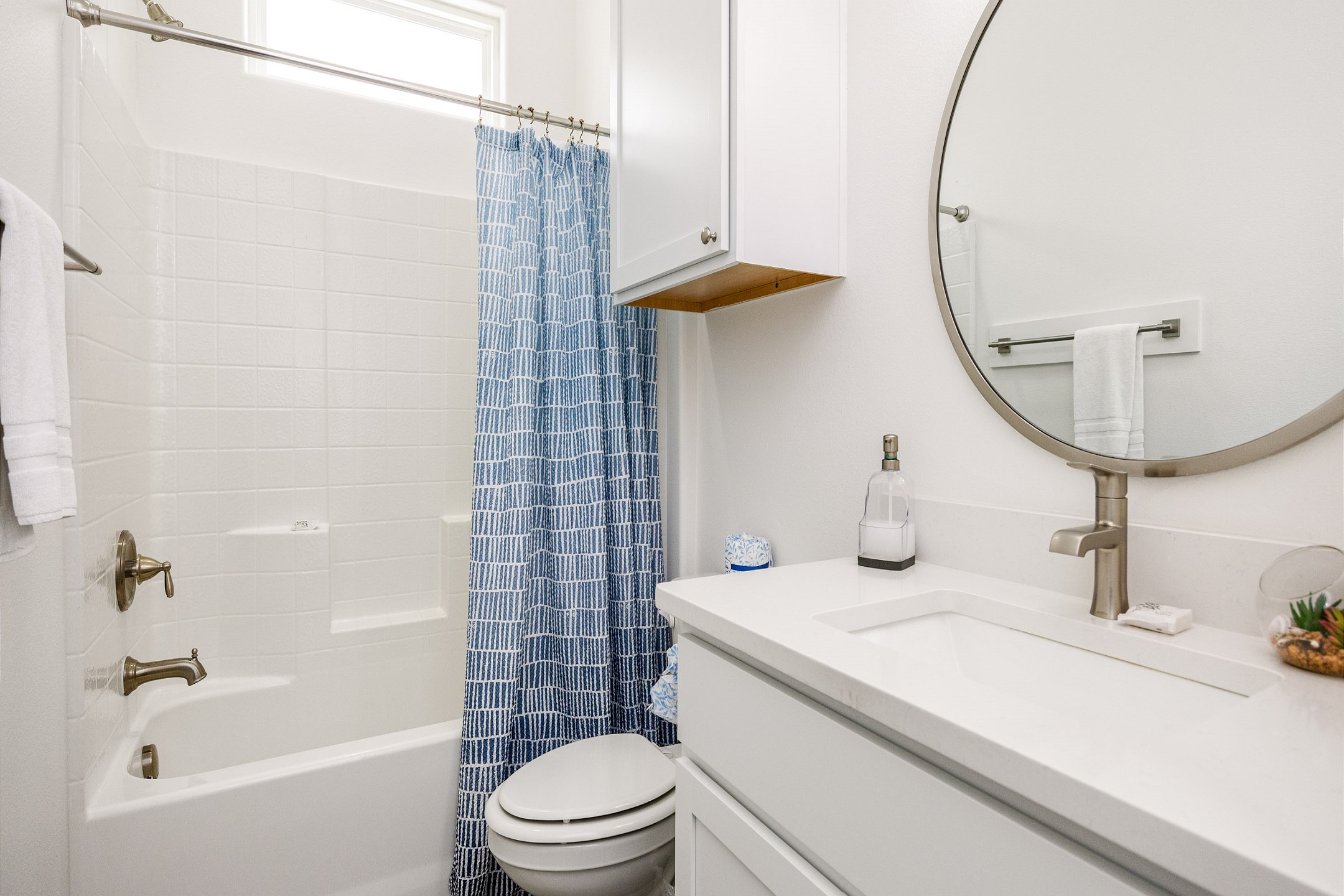 Guest bathroom with sink and tub/shower combo 