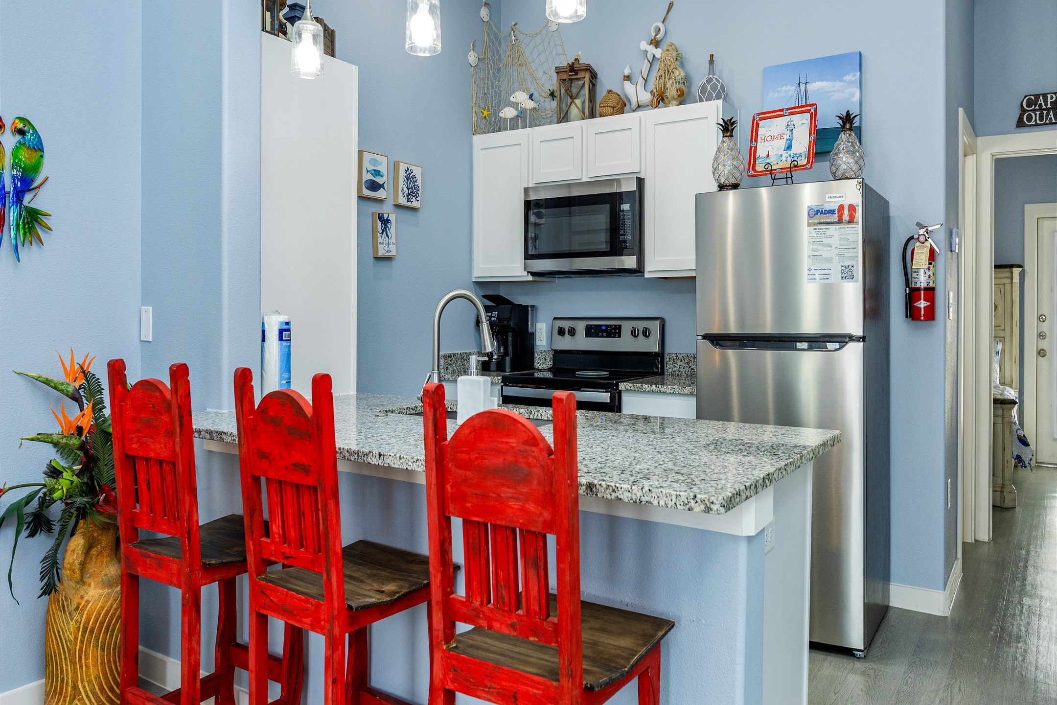 Breakfast bar and well-equipped kitchen