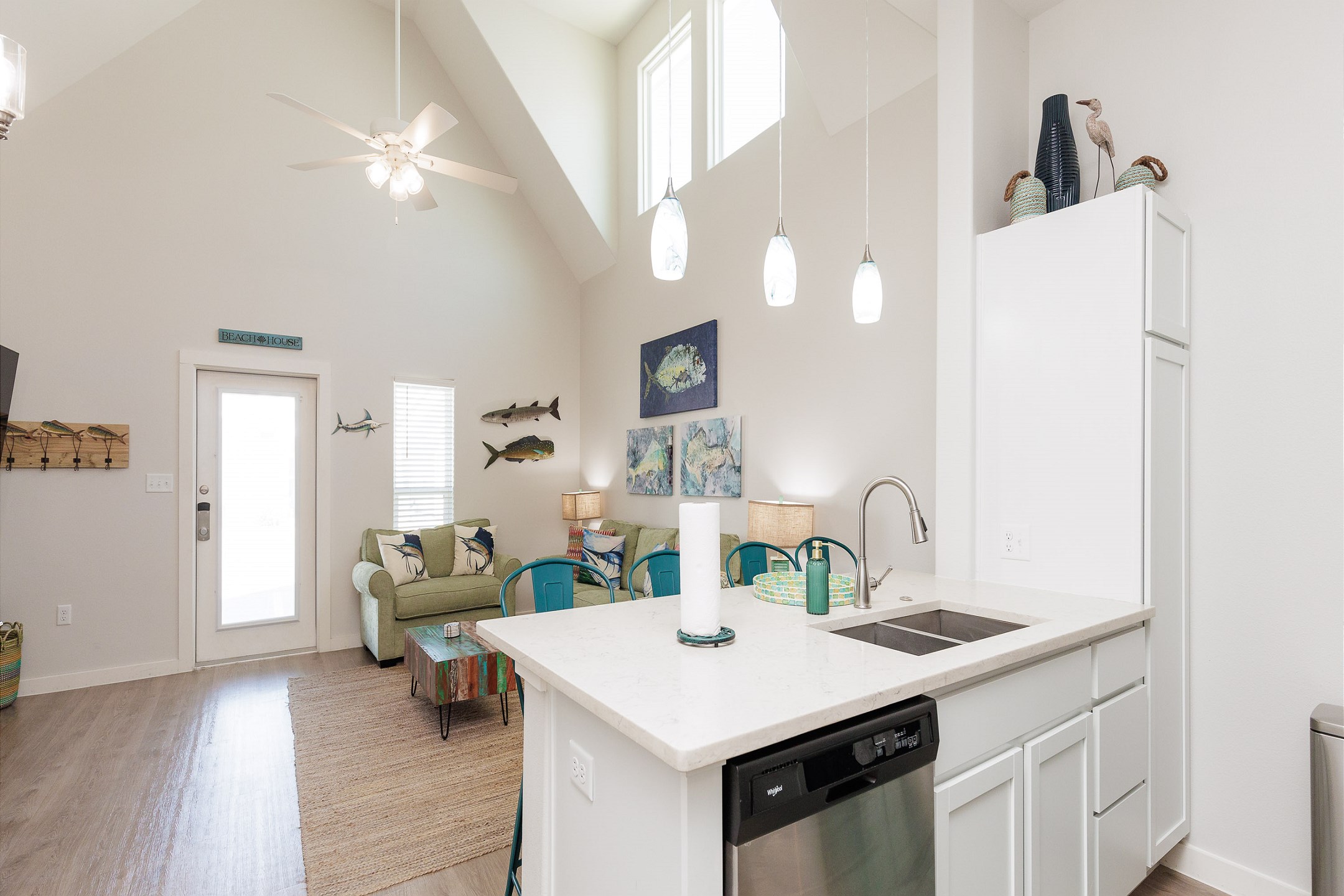 Breakfast bar and well-equipped kitchen
