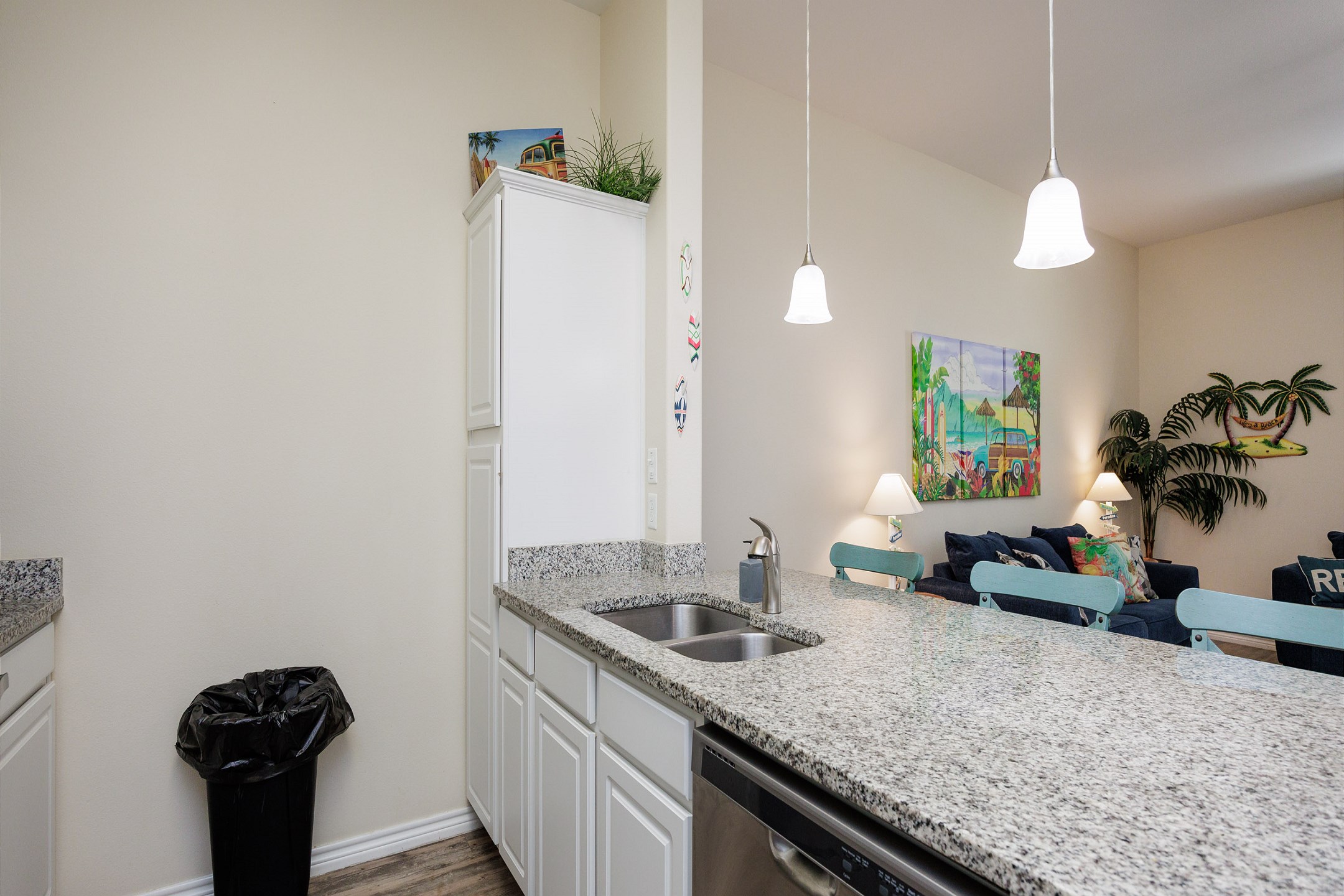 Breakfast bar and well-equipped kitchen