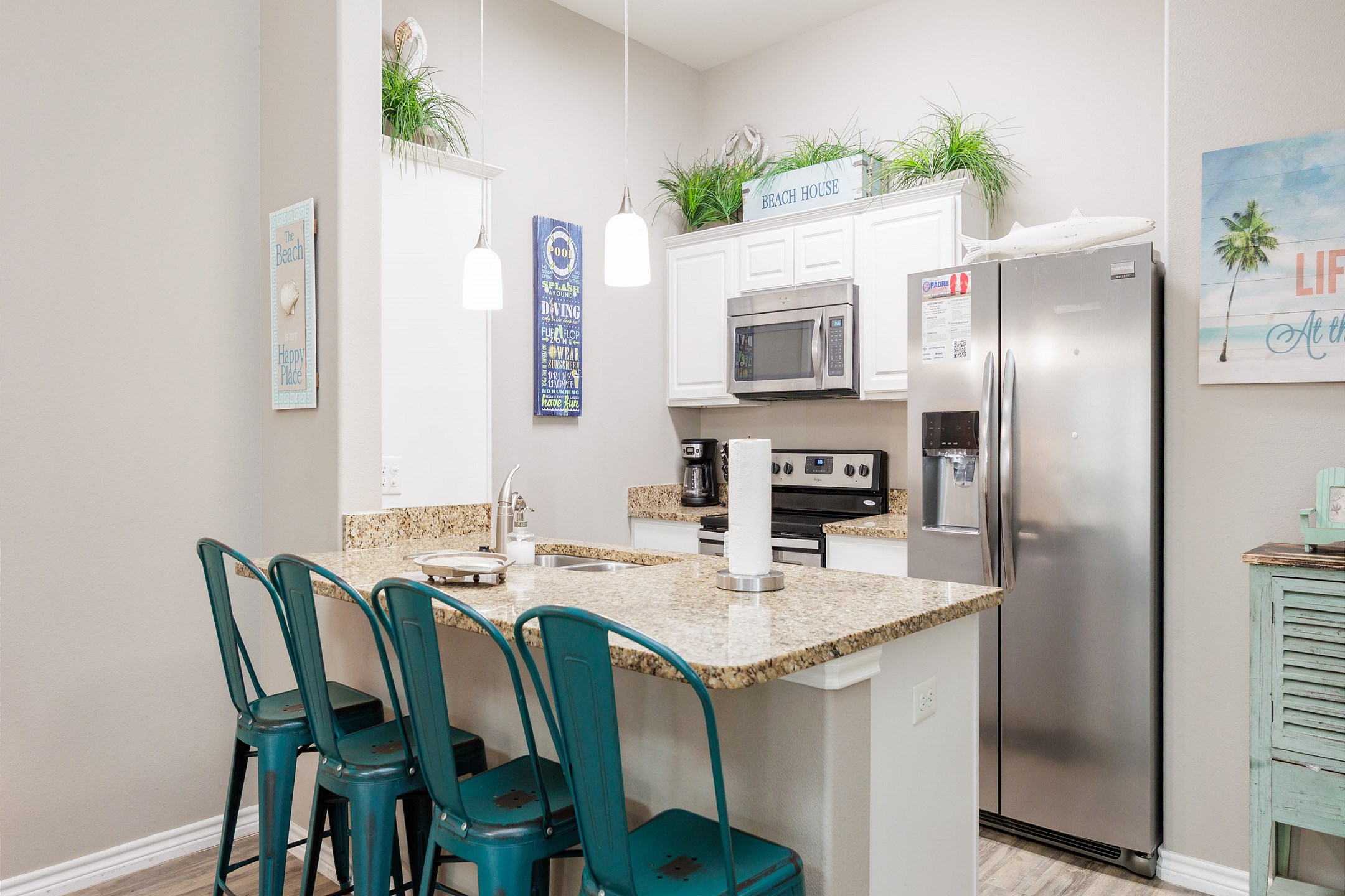 Breakfast bar and well-equipped kitchen