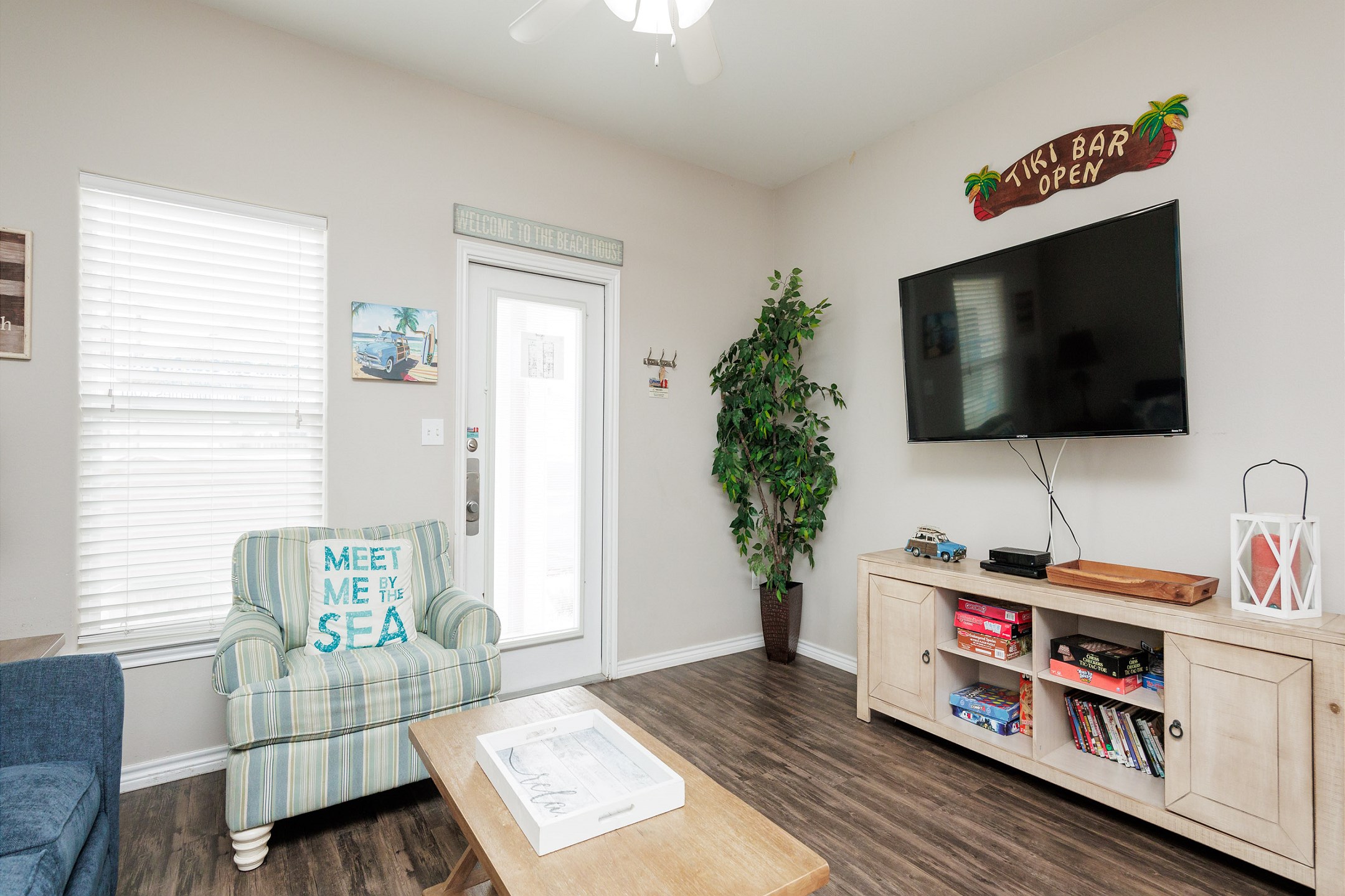 Living area with flat screen TV 