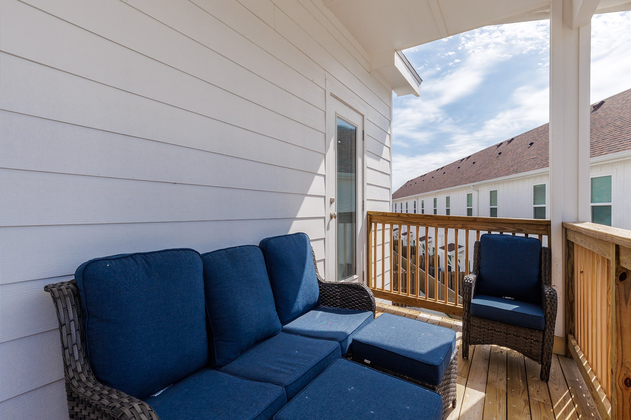 Private balcony with shared access of the second and third bedrooms