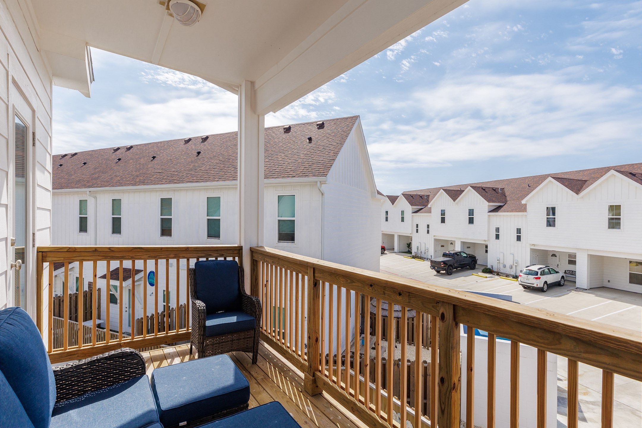 Private balcony with shared access of the second and third bedrooms
