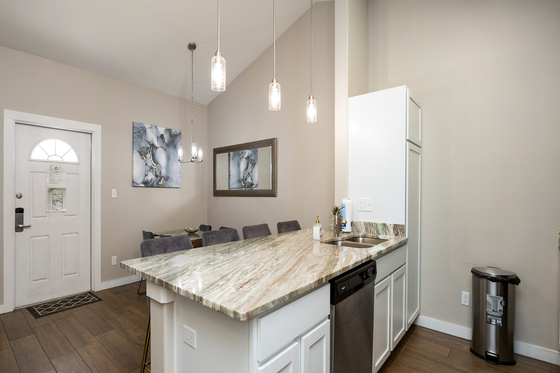 Open layout connecting the kitchen to the dining area 