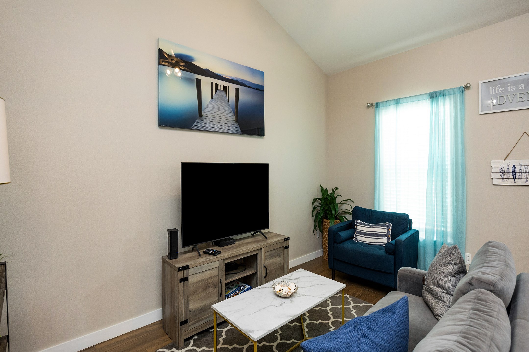 Living room area with flat screen TV 