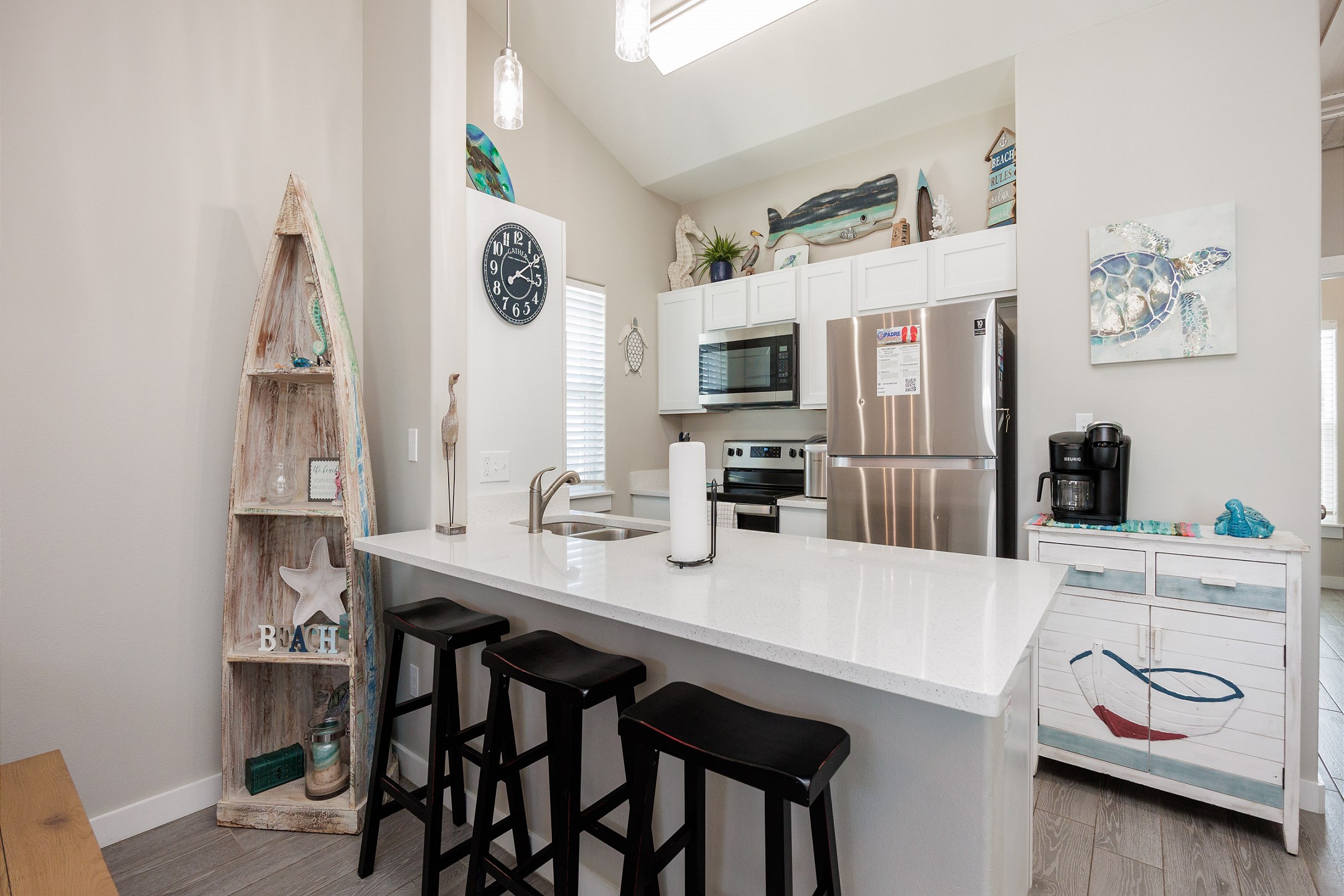 Breakfast bar and well-equipped kitchen
