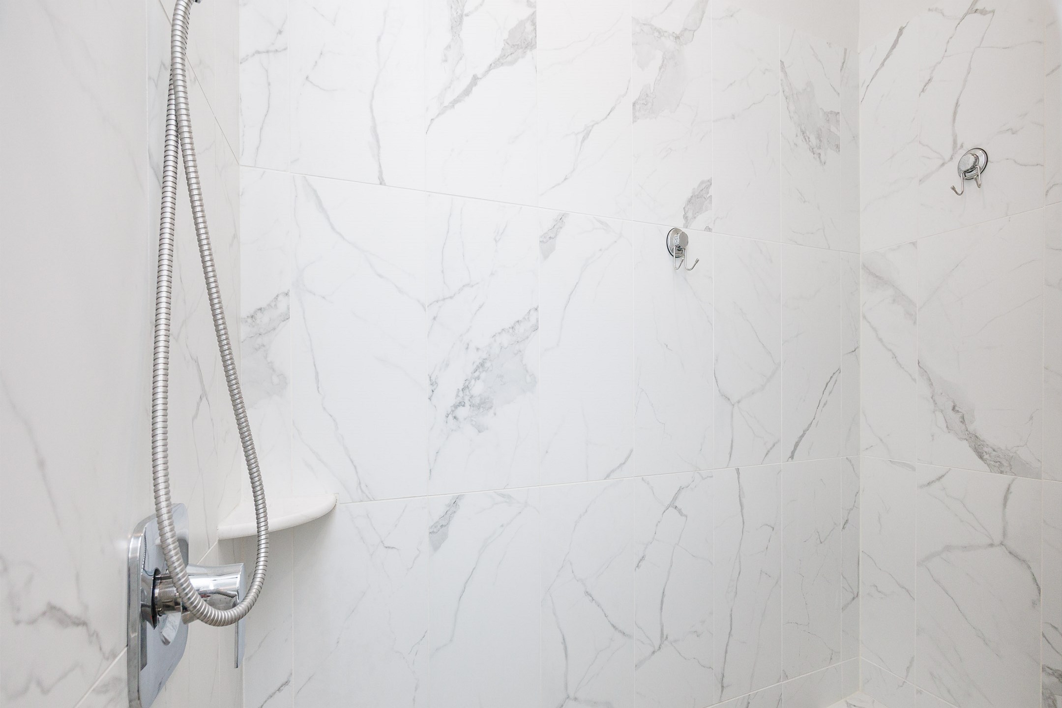 Tiled walk-in shower with low threshold