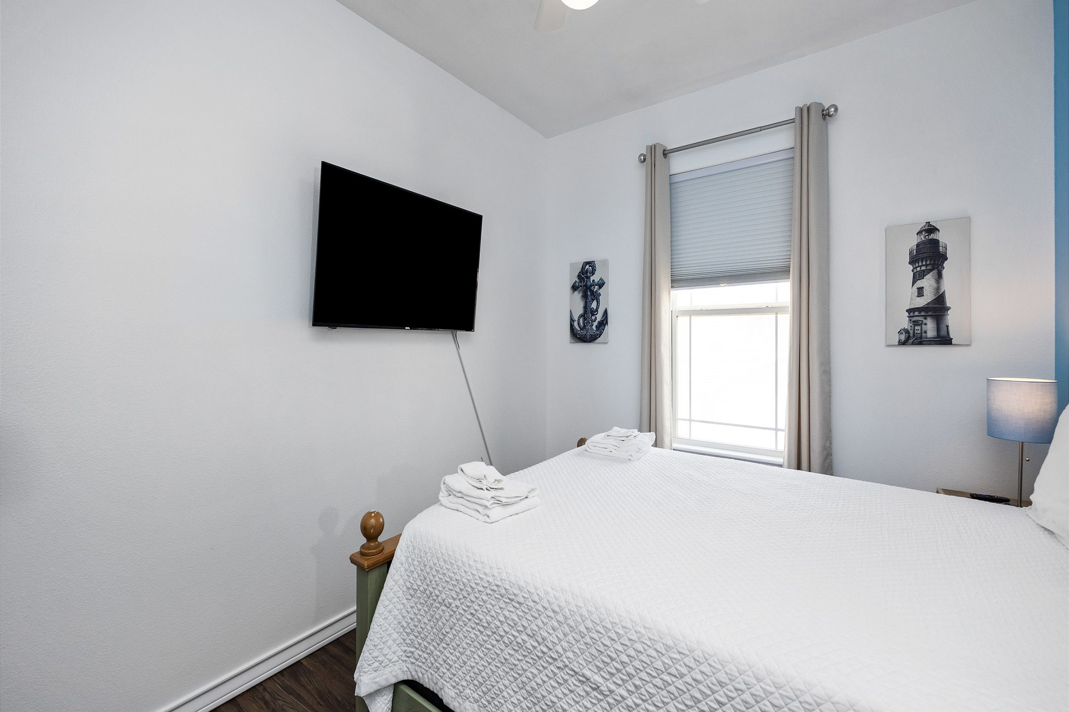 Second bedroom with queen size bed and flat screen TV