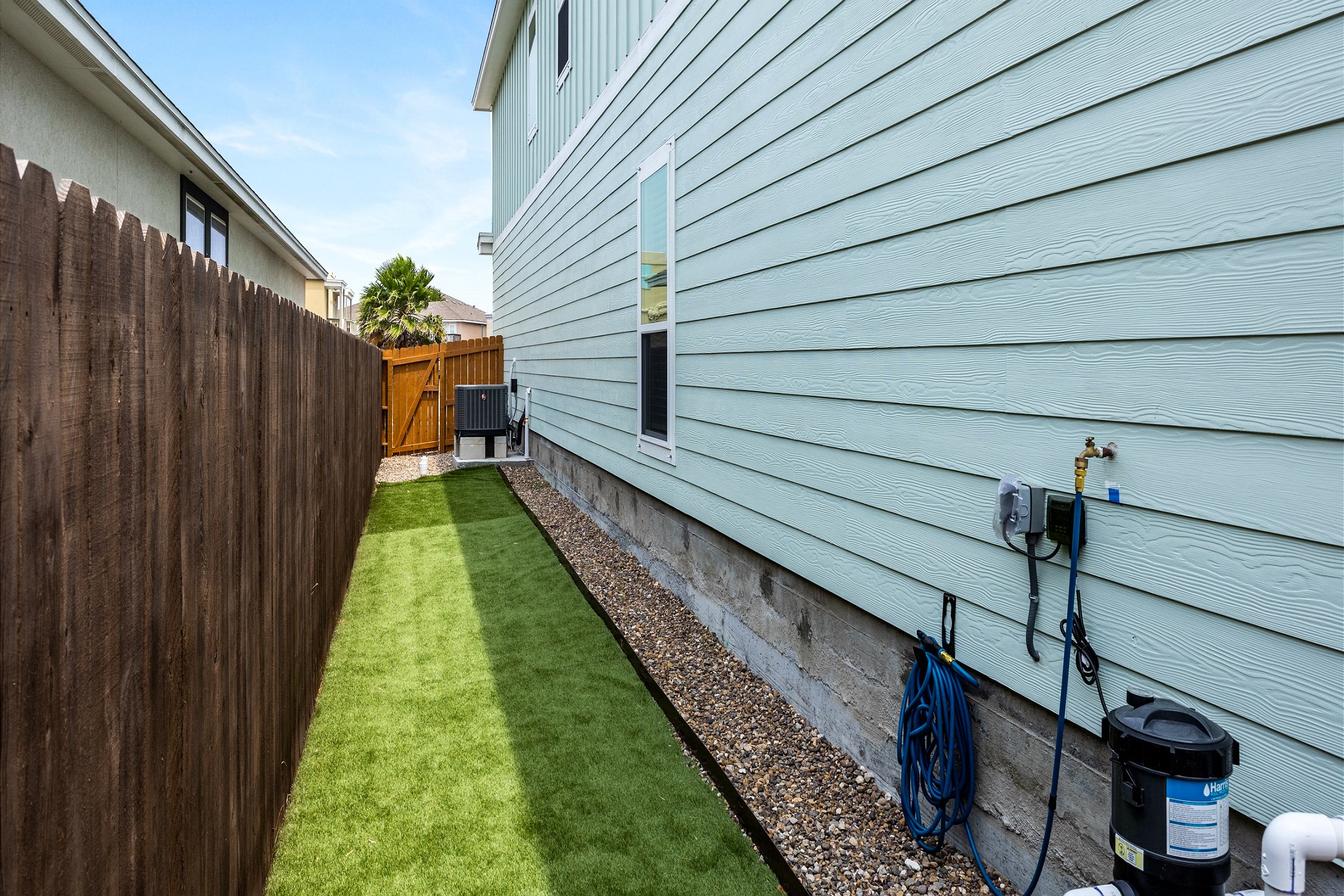 Cozy yard space for your furry friends - with easy access to Billish Park, just a short stroll away