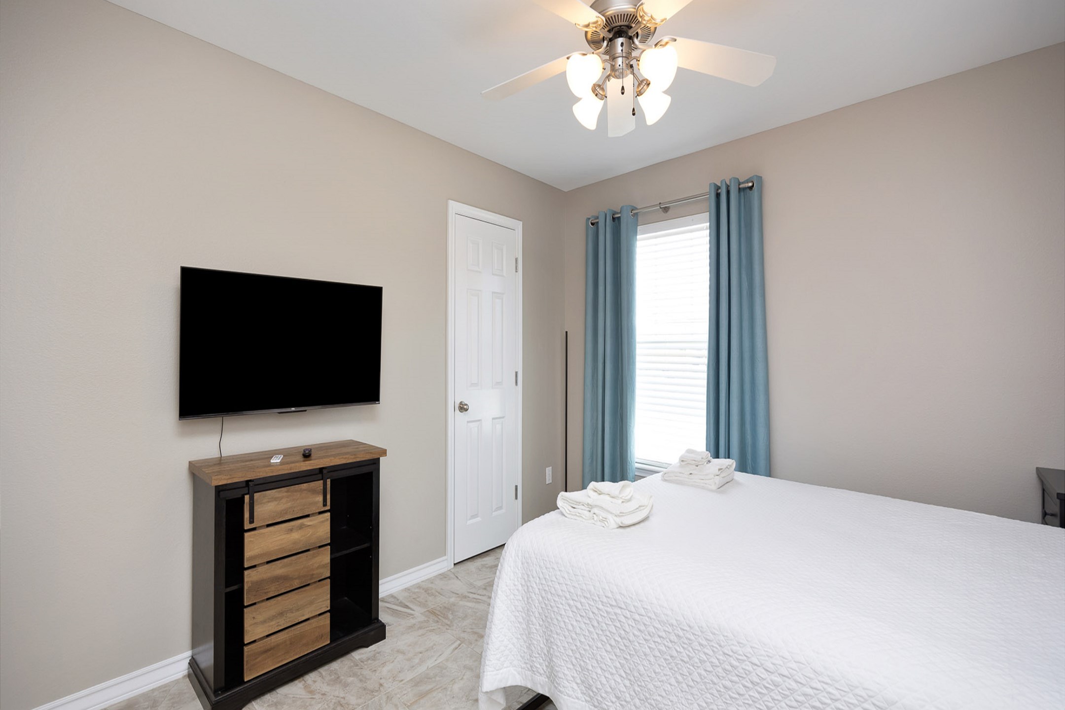 Second bedroom with queen size bed and flat screen TV 