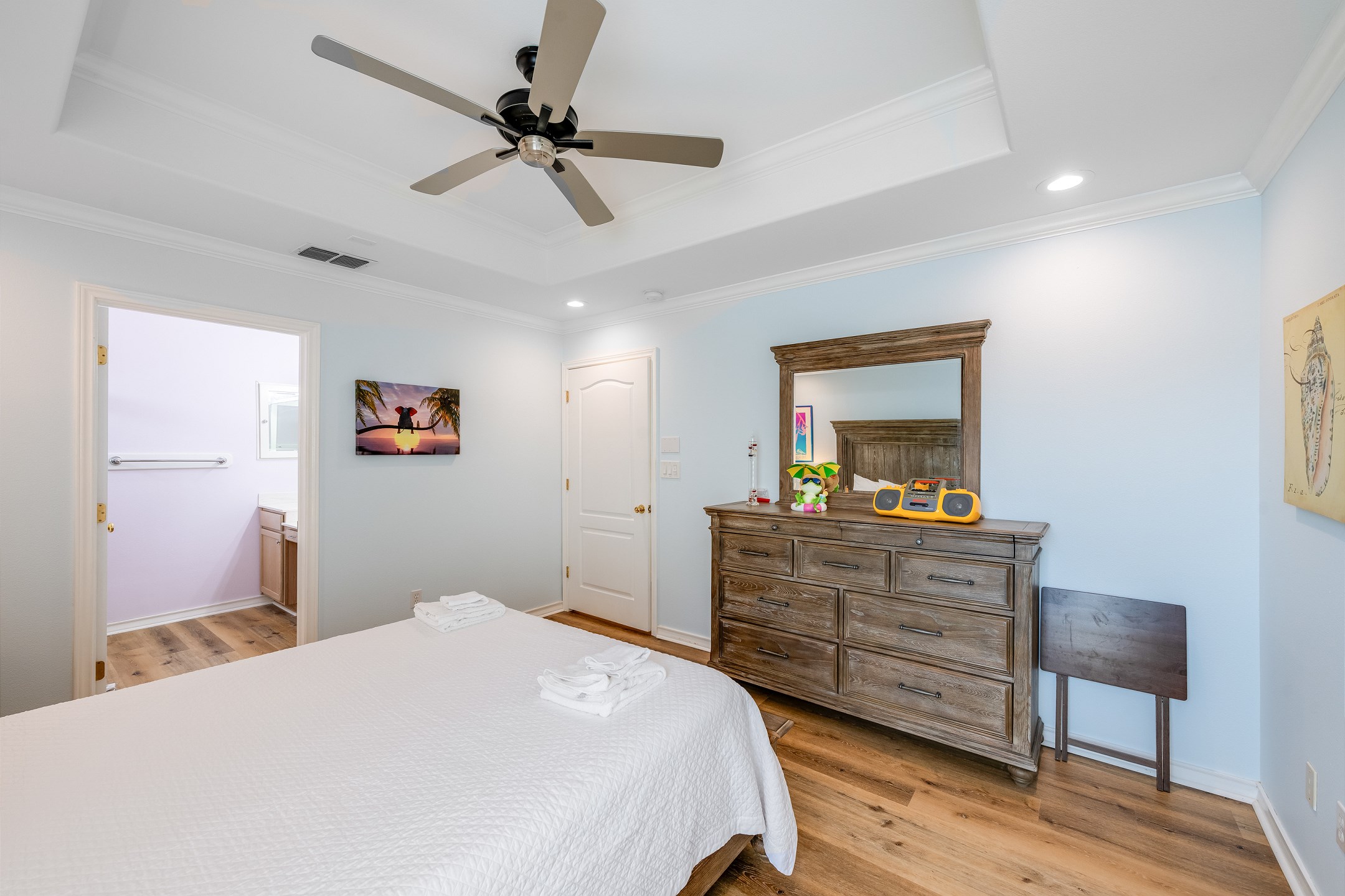 Second bedroom on the first floor with a queen size bed and private bathroom