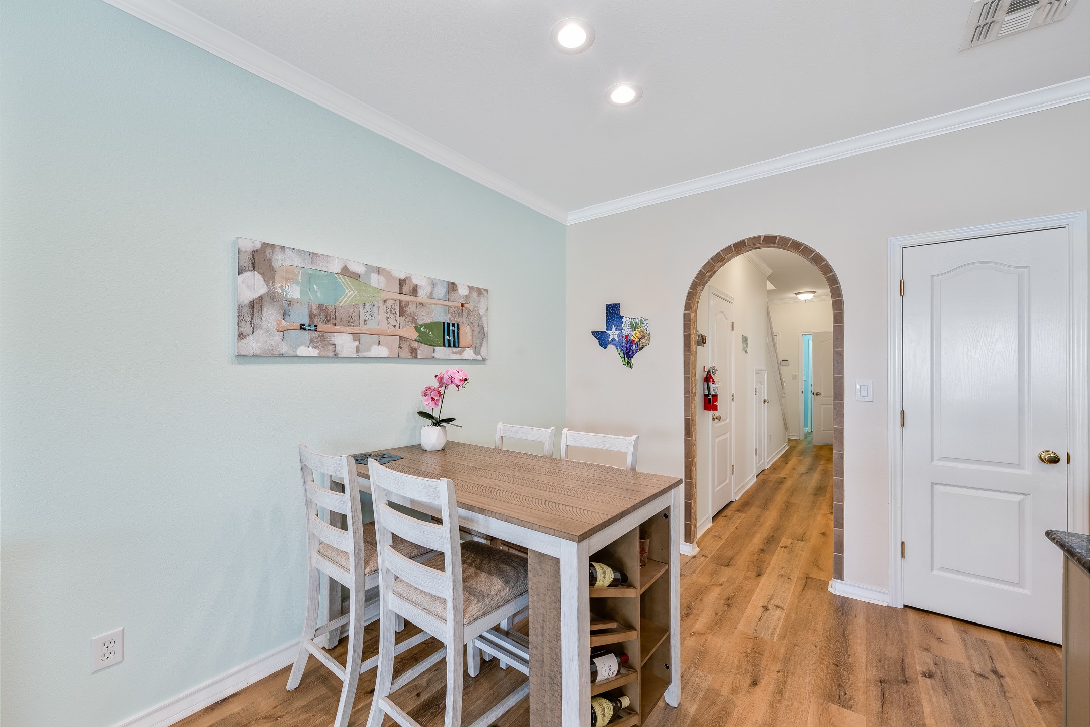 Dining space for four 