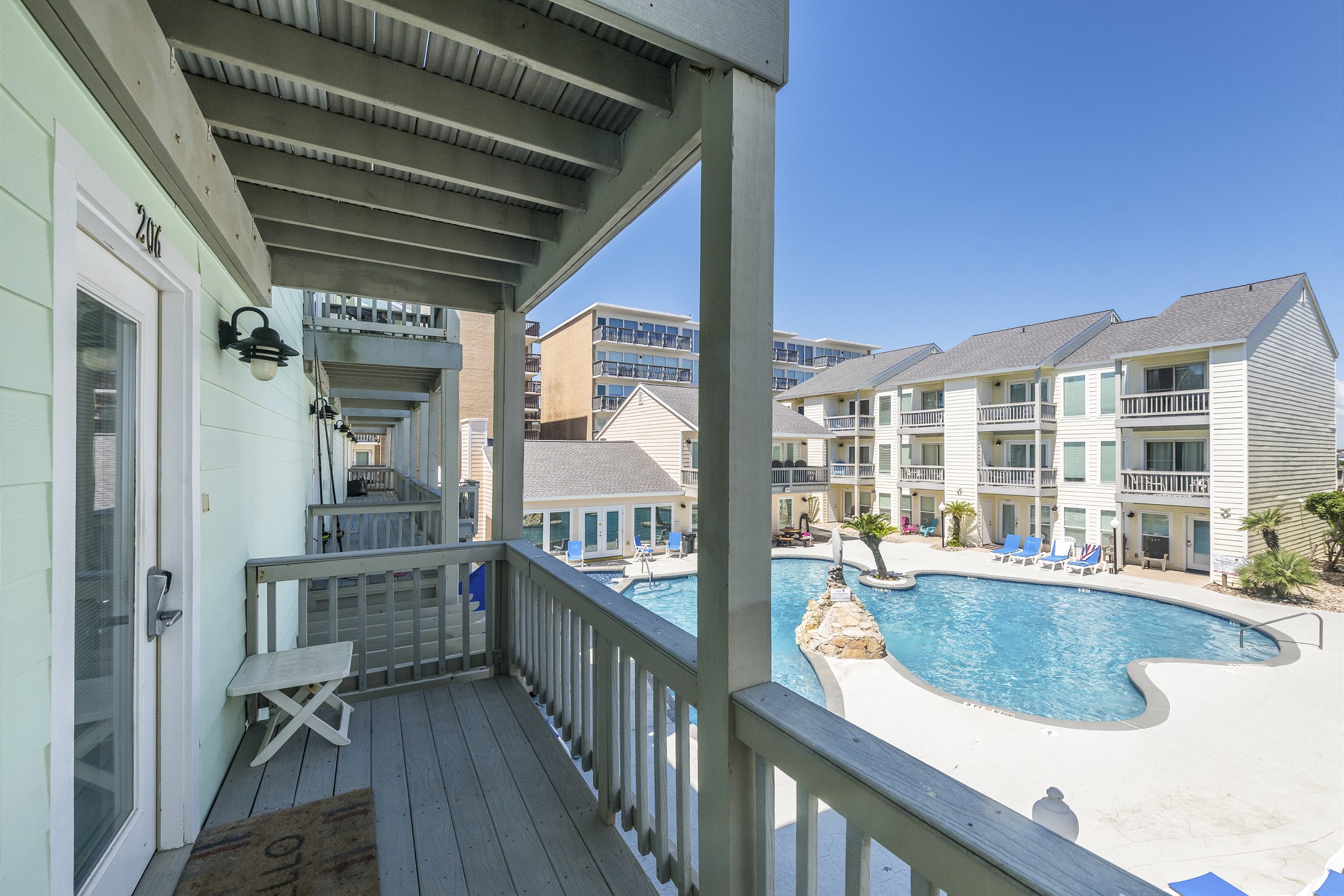 Welcome to El Constante #206