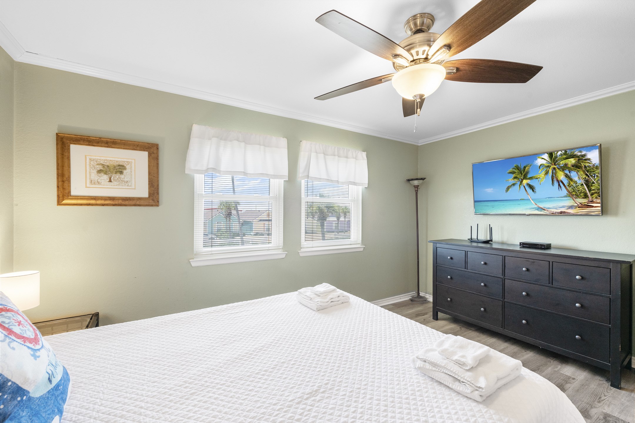 Master bedroom with a Queen size bed—your relaxing retreat after a day of adventure