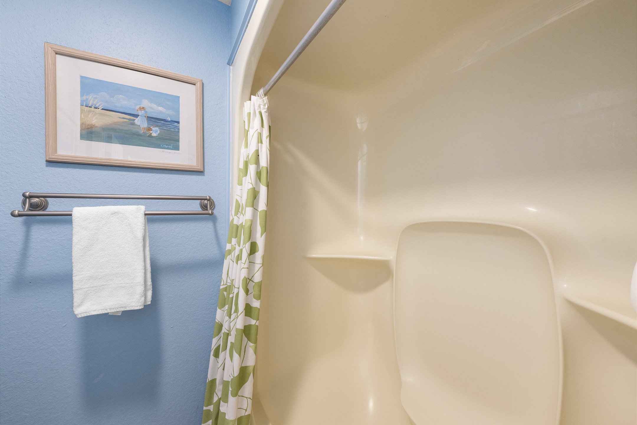 Guest bath with tub/shower combination