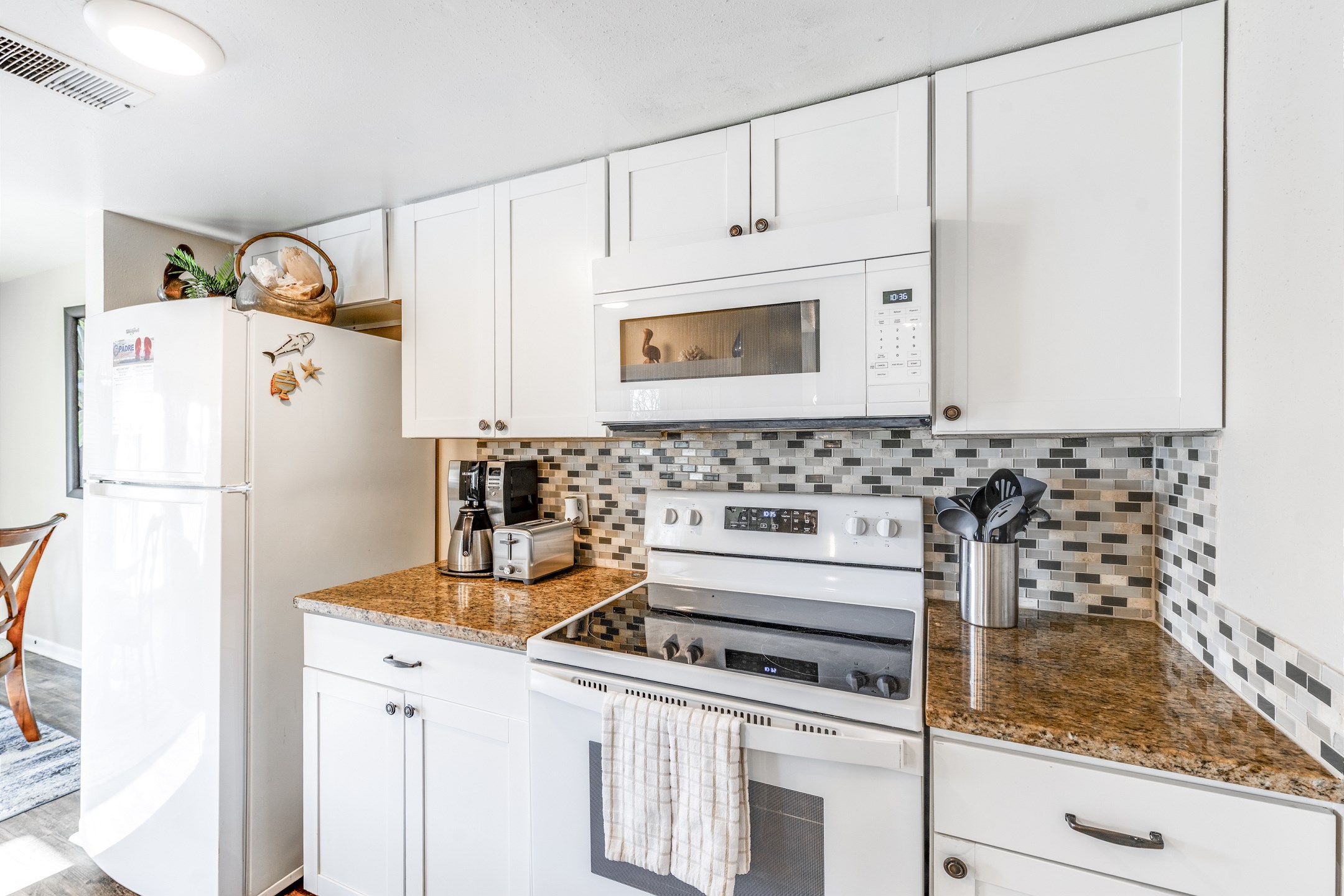 Fully equipped vacation rental kitchen with full size appliances and lovely backsplash 