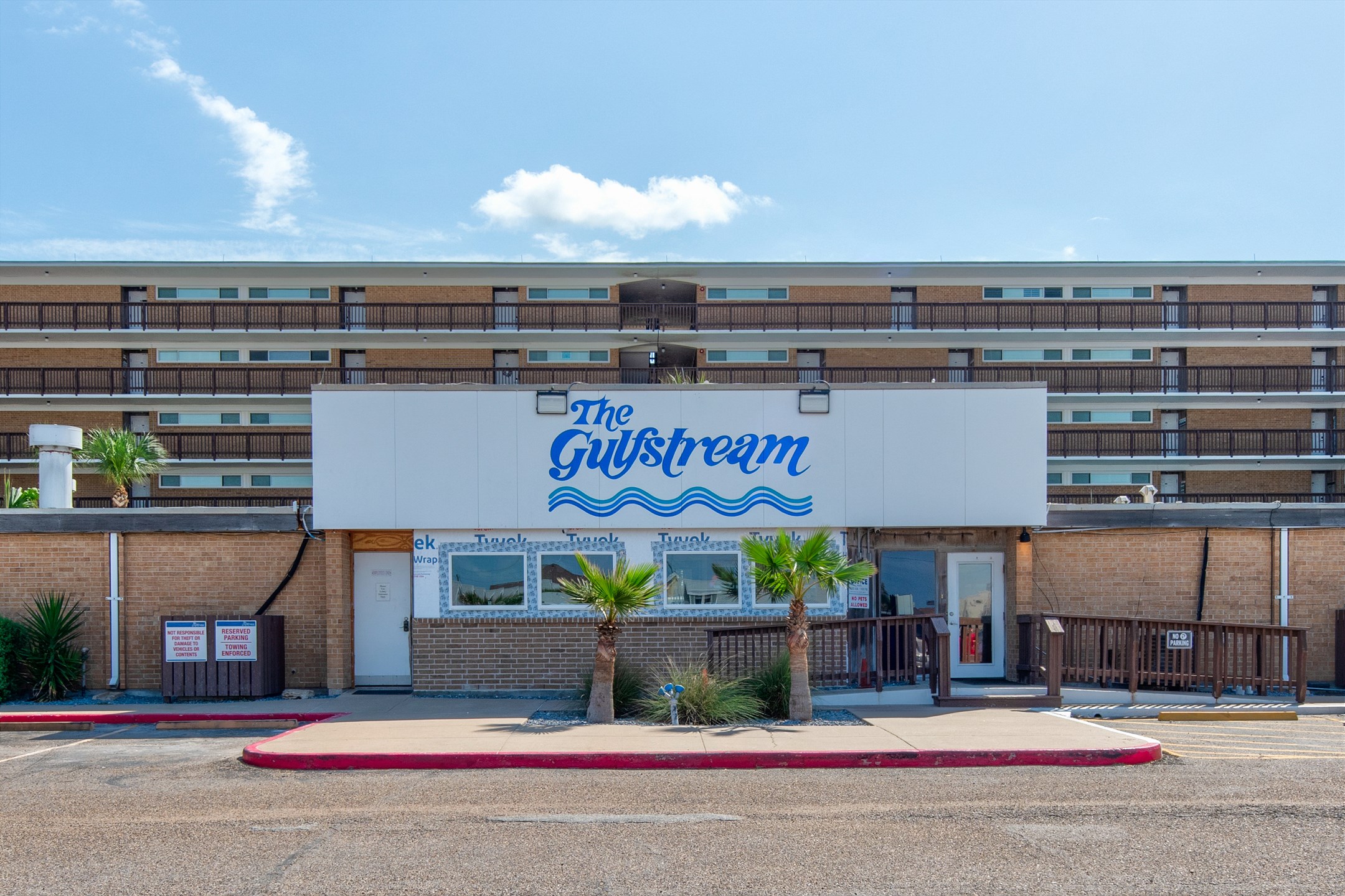 Discover the inviting Gulfstream Condominiums