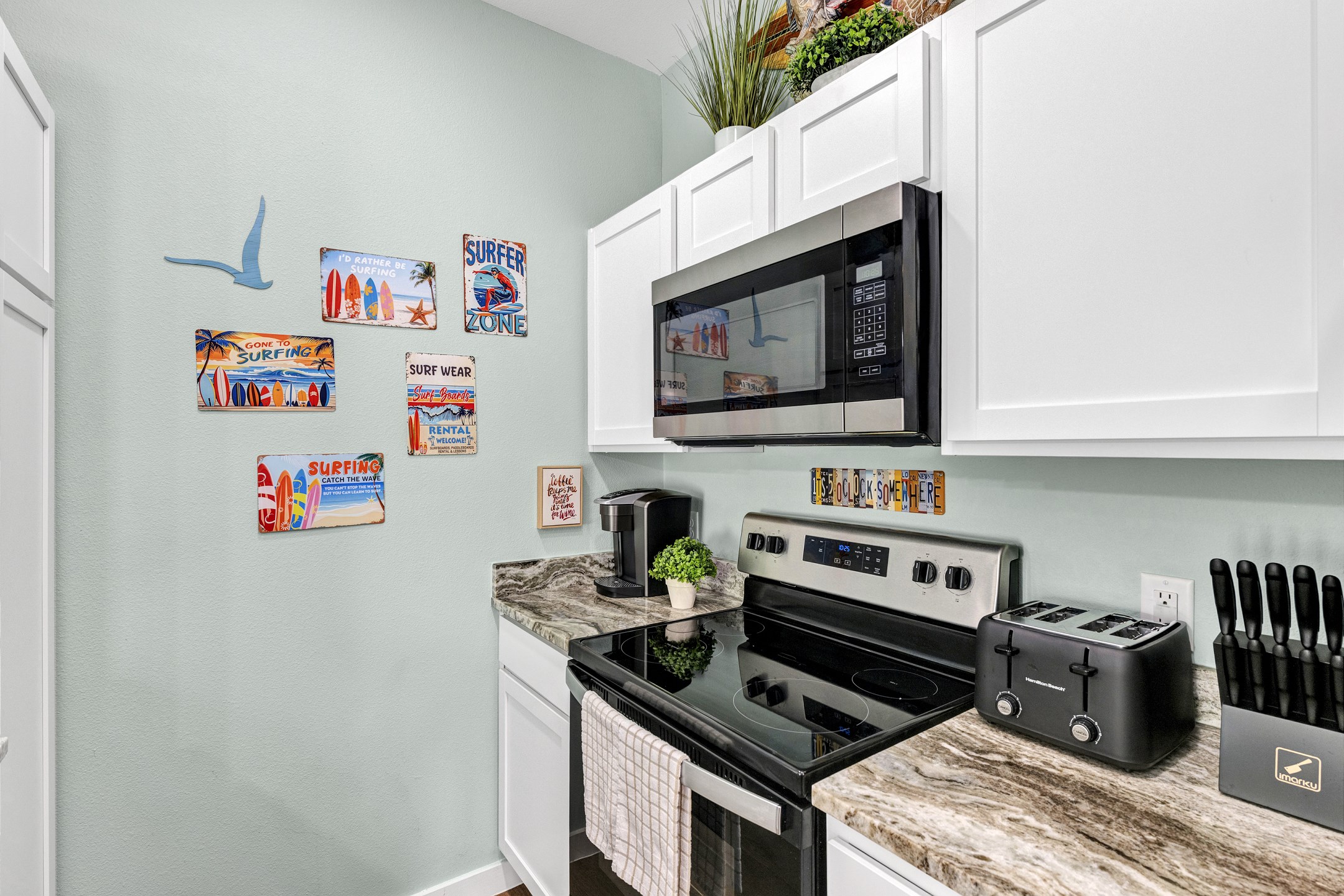 Fully equipped kitchen with full size appliances, coffee maker, toaster and utensils 