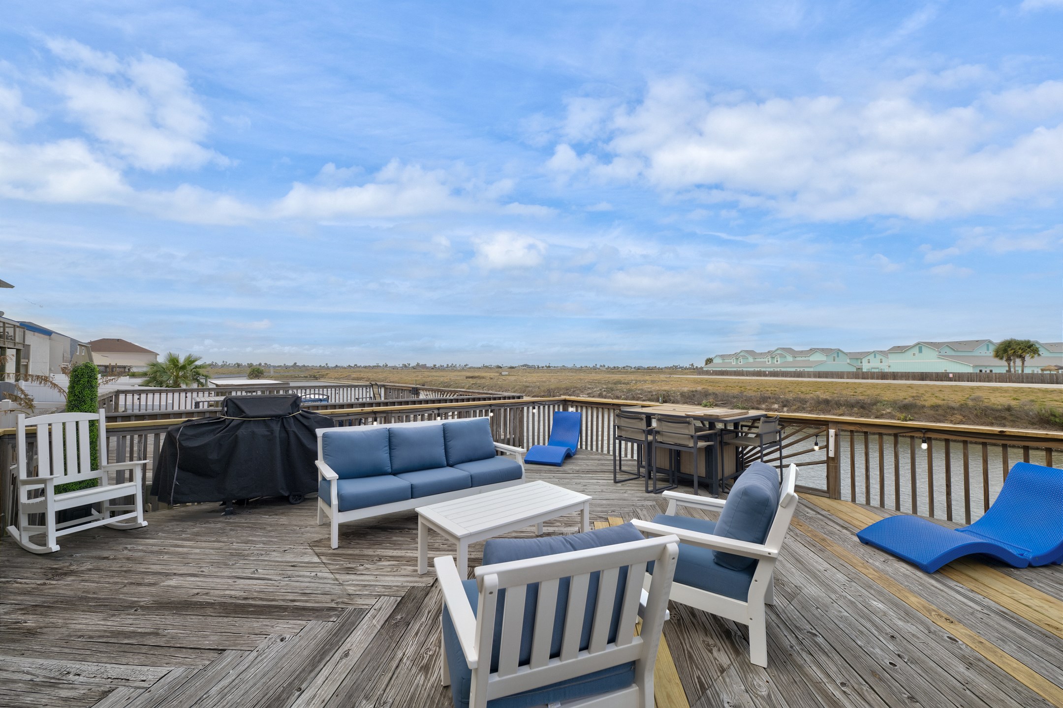 Large sundeck with comfortable seating to enjoy the Texas breeze (grill is not for guest use and will be removed) 