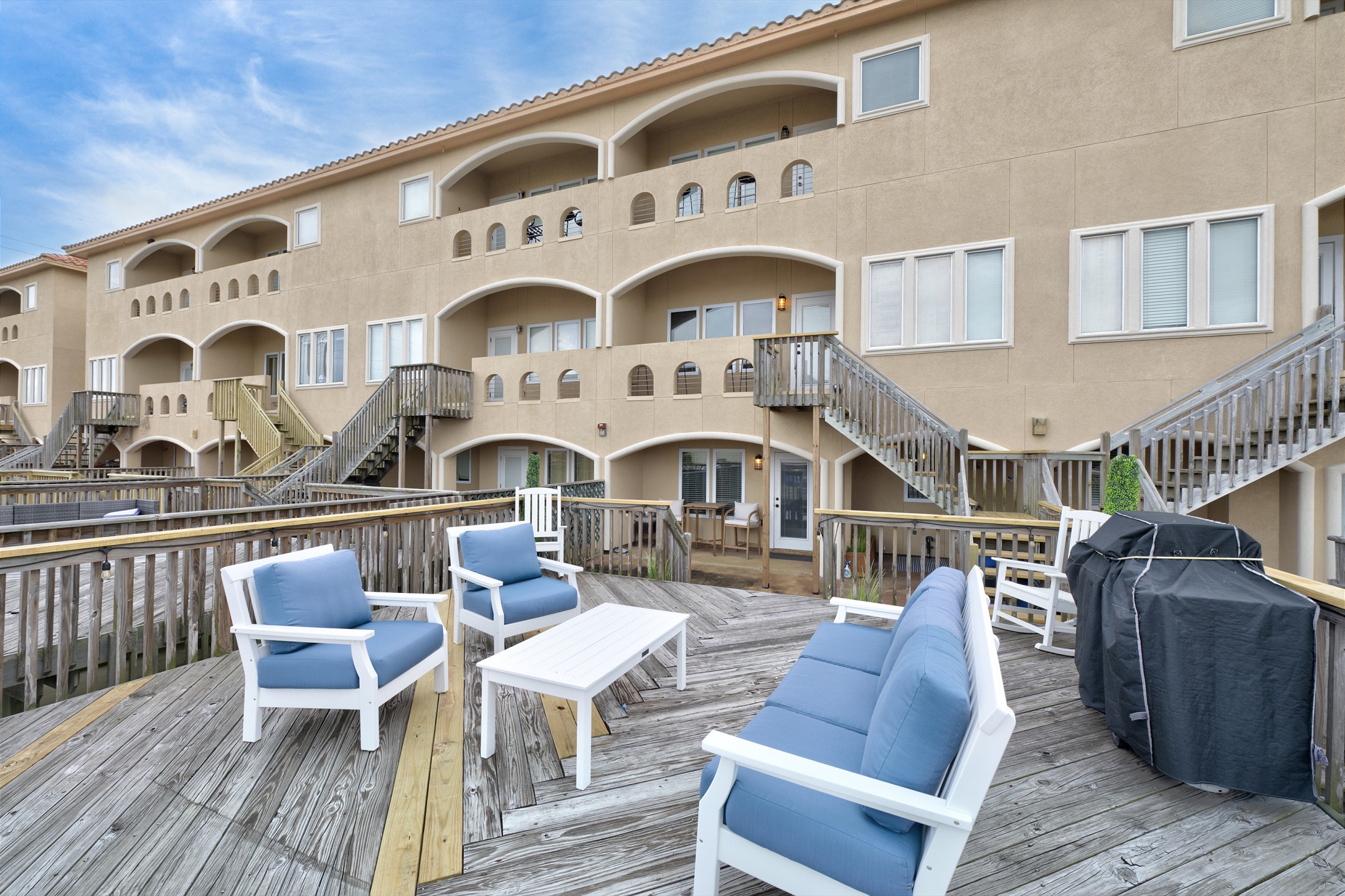 Large sundeck with comfortable seating to enjoy the Texas breeze (grill is not for guest use and will be removed) 