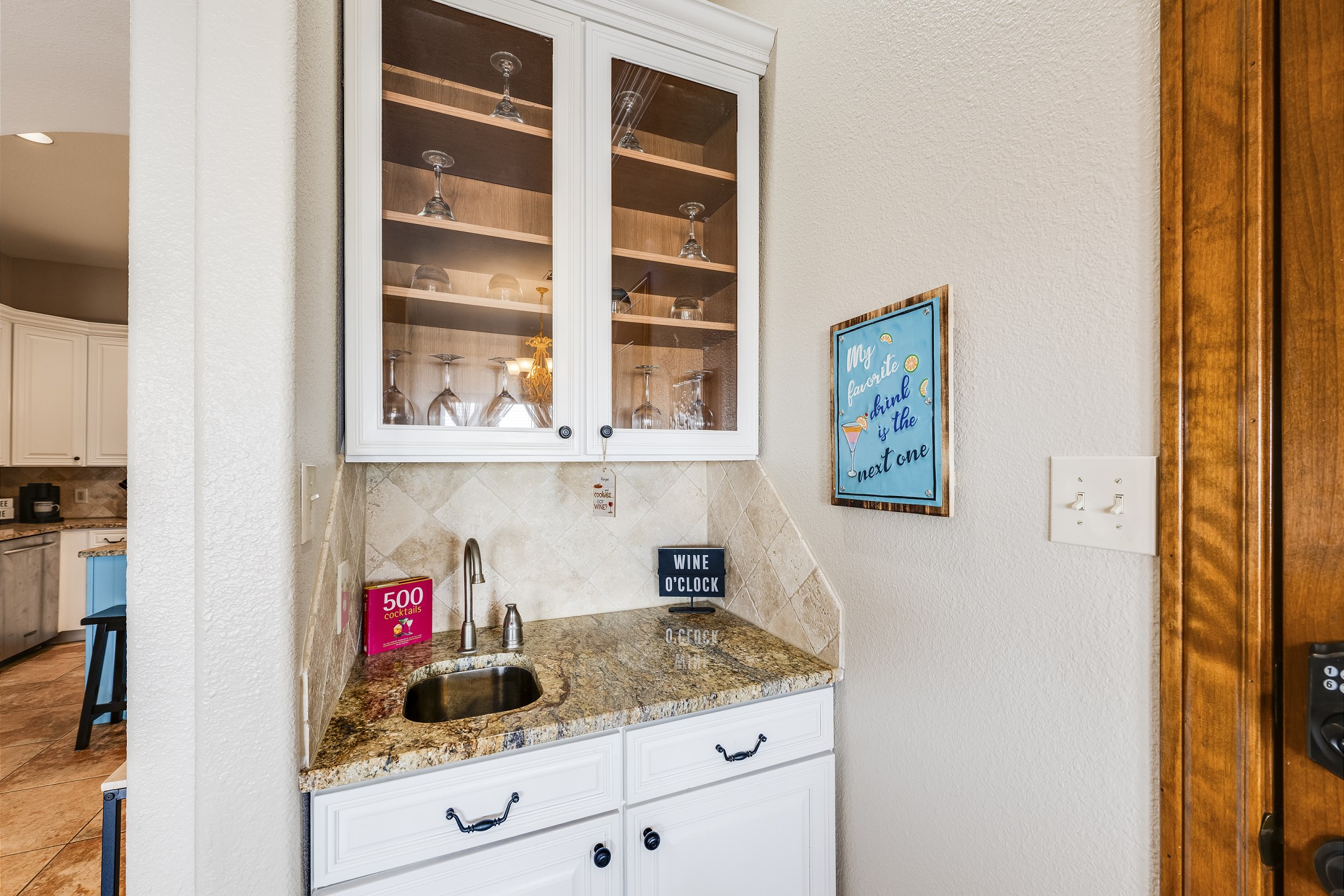 Lovely bar area for your convenience 