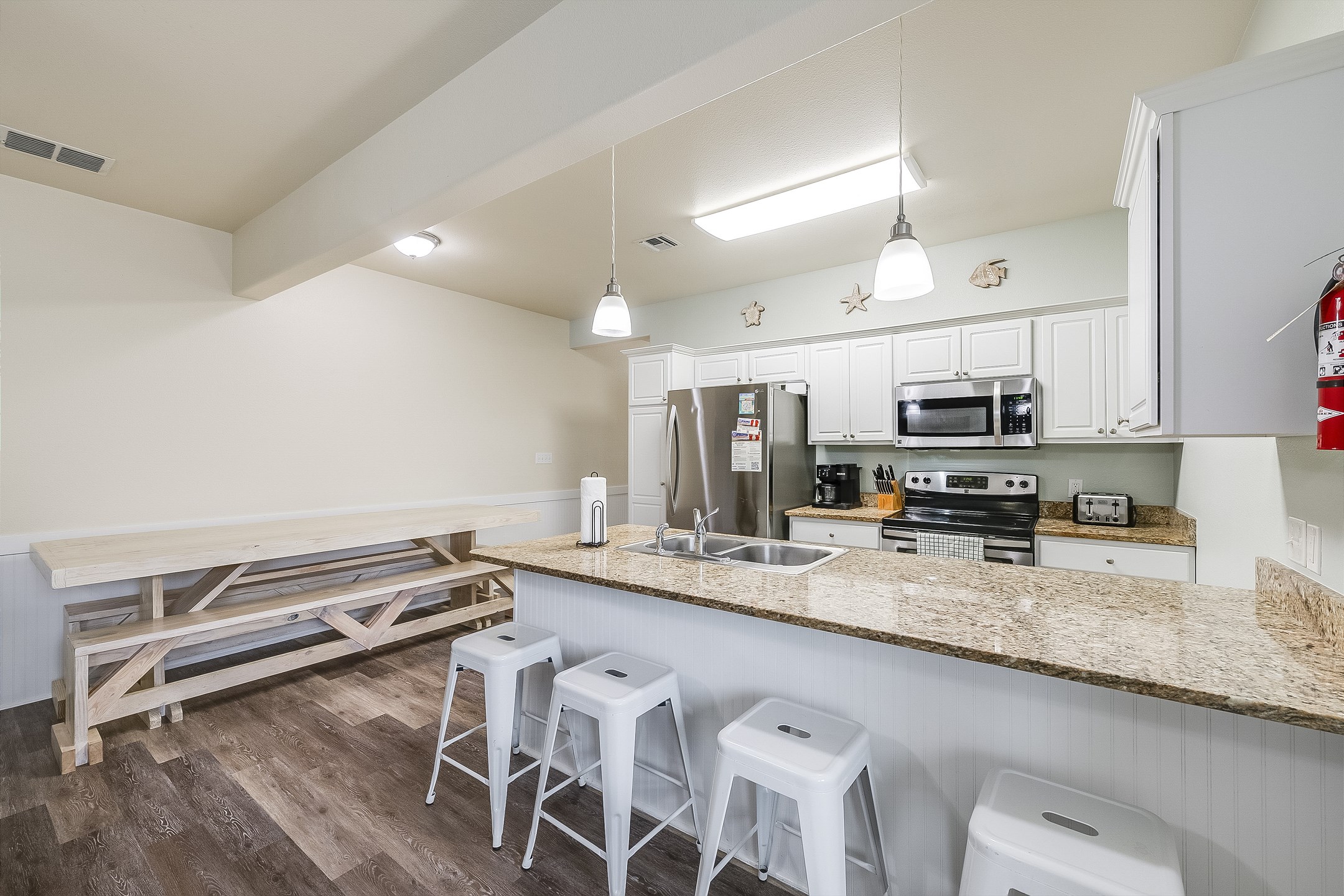 Breakfast bar and well-equipped kitchen with plenty of counter space to make meals with the family 