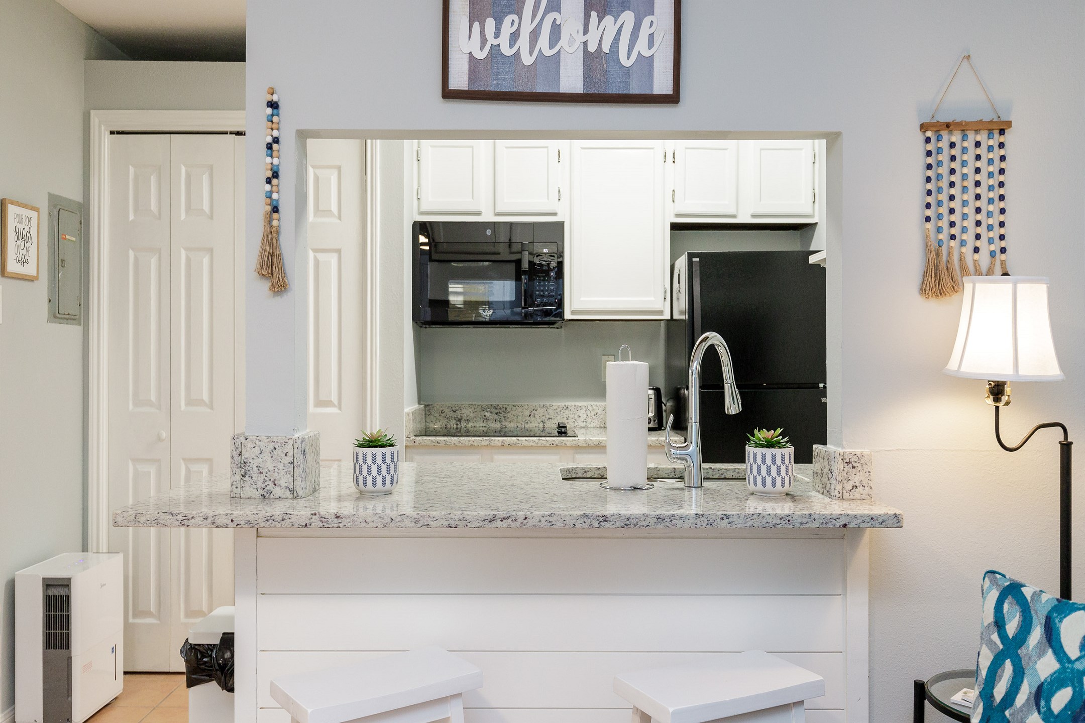 Breakfast bar and well-equipped kitchen