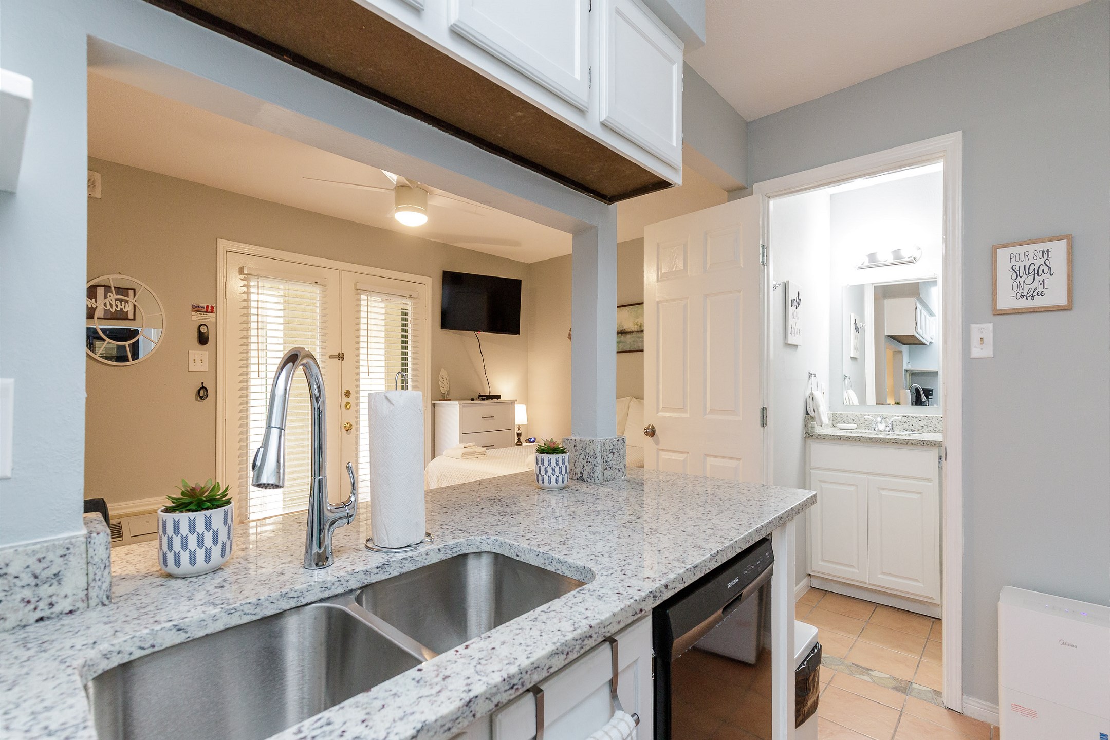 Coffee maker, toaster, and other essentials provided