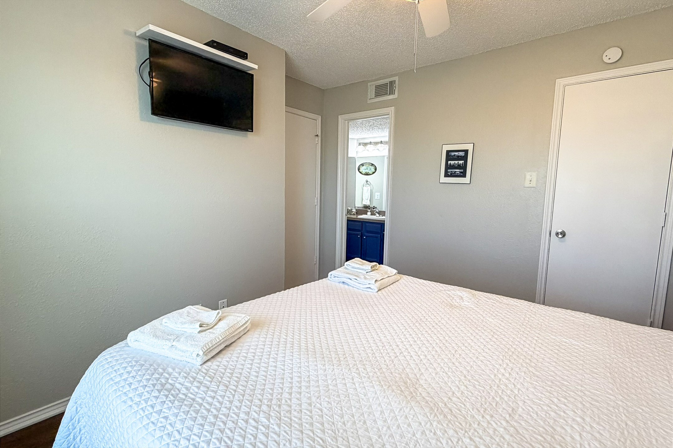 Second bedroom with queen size bed and flat screen TV