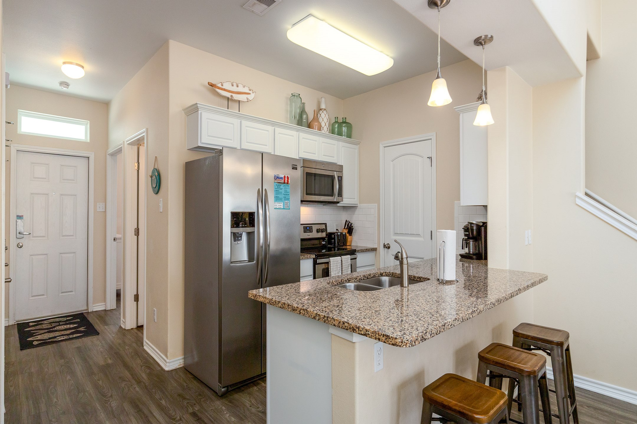 Breakfast bar and well-equipped kitchen