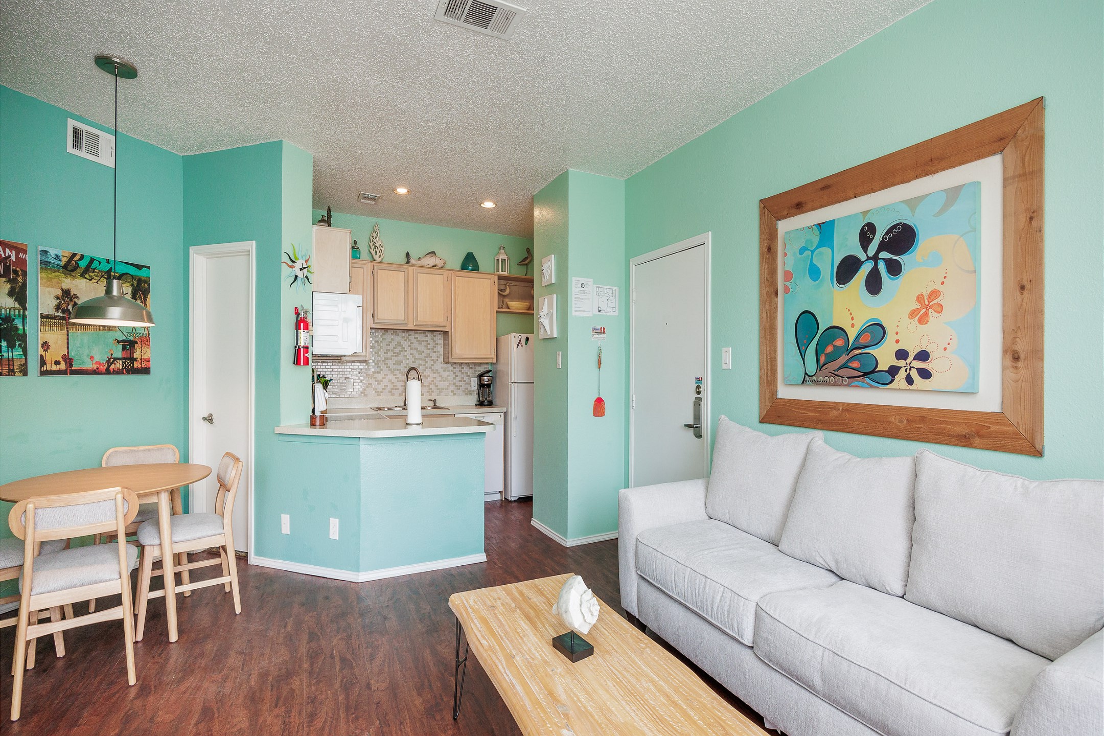 Spacious living and dining area to enjoy with the family 